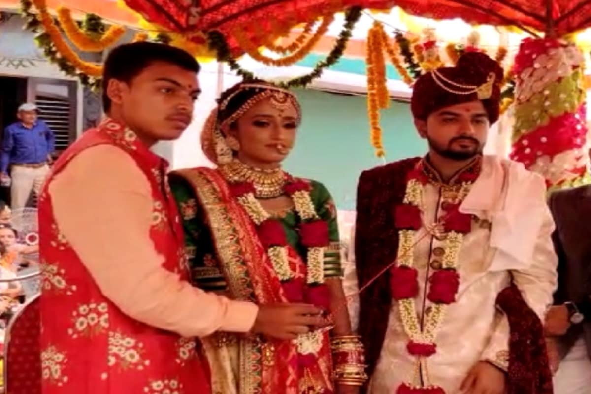 દીપિકા ખુમાણ, અમદાવાદ : લગ્નજીવનની હજૂ તો શરૂઆત જ થઇ હતી, હાથની મહેંદી પણ હજૂ સુકાઇ ન હતી, દાપત્યજીવન શું હોય તે સમજવાના પ્રયત્નો કરી રહ્યા હતા, લગ્નજીવન બાદ મનના માણીગર સાથે સમય પસાર કરવાના સ્વપ્ન સેવતા હતા અને તેને જાણવાની કોશિશ જ કરી રહ્યા હતા. ત્યાં જ આરતીબહેનનો ફોન રણક્યો “આપણા ડાયેટિશિયન વિભાગમાં છ મિત્રો કોરોના પોઝિટિવ થયા છે”.ક્ષણભરનો પણ વિચાર કર્યા વગર આરતીબેને કહ્યું “હું કાલથી ડ્યુટી જોઇન કરૂ છું” દીપિકા ખુમાણ, અમદાવાદ : લગ્નજીવનની હજૂ તો શરૂઆત જ થઇ હતી, હાથની મહેંદી પણ હજૂ સુકાઇ ન હતી, દાપત્યજીવન શું હોય તે સમજવાના પ્રયત્નો કરી રહ્યા હતા, લગ્નજીવન બાદ મનના માણીગર સાથે સમય પસાર કરવાના સ્વપ્ન સેવતા હતા અને તેને જાણવાની કોશિશ જ કરી રહ્યા હતા. ત્યાં જ આરતીબહેનનો ફોન રણક્યો “આપણા ડાયેટિશિયન વિભાગમાં છ મિત્રો કોરોના પોઝિટિવ થયા છે”.ક્ષણભરનો પણ વિચાર કર્યા વગર આરતીબેને કહ્યું “હું કાલથી ડ્યુટી જોઇન કરૂ છું”