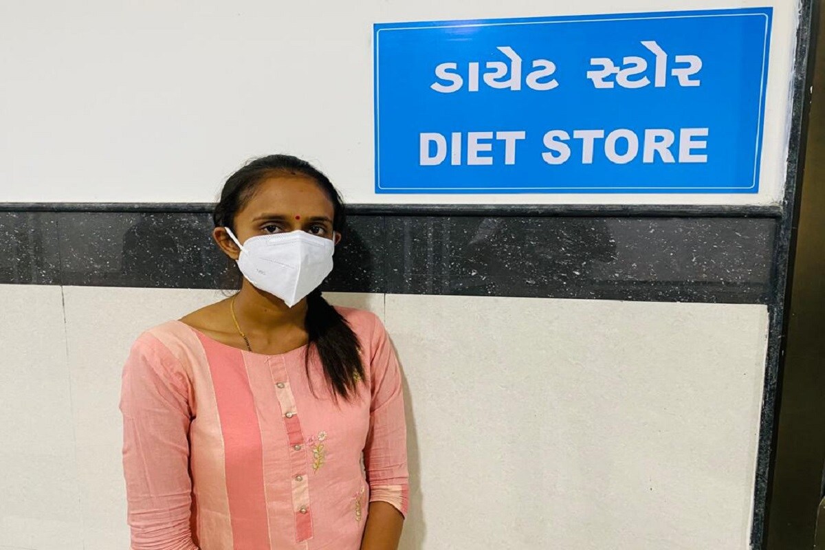 સિવિલ હોસ્પિટલની 1200 બેડ હોસ્પિટલનું એક્સટેન્સન એવી મંજુશ્રી કોવિડ હોસ્પિટલ જ્યારથી શરૂ થઇ ત્યારથી મંજુશ્રી હોસ્પિટલમાં પણ ડાયેટ વિભાગમાં ઉત્તમ કામગીરી કરીને દરિદ્રનારાયણની સેવાનું કામ આરતીબહેને કર્યું છે. આરતીબહેન કહે છે કે, લગ્નના ચોથા દિવસે જ્યારે મને જાણ થઇ કે મારા અન્ય સાથી મિત્રો કોરોનાથી સંક્રમિત થયા છે અને હોસ્પિટલને મારી જરૂર છે. ત્યારે કંઇ પણ વિચાર કર્યા વગર લગ્નજીવનના ચોથા જ દિવસે મેં મારી ડ્યુટી જોઇન કરી છે. આવી કપરી પરિસ્થિતિમાં અંગત જીવન કરતા સમાજસેવા અને દેશસેવા વધુ જરૂરી છે. સિવિલ હોસ્પિટલની 1200 બેડ હોસ્પિટલનું એક્સટેન્સન એવી મંજુશ્રી કોવિડ હોસ્પિટલ જ્યારથી શરૂ થઇ ત્યારથી મંજુશ્રી હોસ્પિટલમાં પણ ડાયેટ વિભાગમાં ઉત્તમ કામગીરી કરીને દરિદ્રનારાયણની સેવાનું કામ આરતીબહેને કર્યું છે. આરતીબહેન કહે છે કે, લગ્નના ચોથા દિવસે જ્યારે મને જાણ થઇ કે મારા અન્ય સાથી મિત્રો કોરોનાથી સંક્રમિત થયા છે અને હોસ્પિટલને મારી જરૂર છે. ત્યારે કંઇ પણ વિચાર કર્યા વગર લગ્નજીવનના ચોથા જ દિવસે મેં મારી ડ્યુટી જોઇન કરી છે. આવી કપરી પરિસ્થિતિમાં અંગત જીવન કરતા સમાજસેવા અને દેશસેવા વધુ જરૂરી છે.