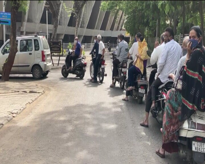 વેક્સીનેશનનો ડ્રાઇવ થ્રુ કાર્યક્રમમાં વ્યવસ્થામાં ક્યાંકને ક્યાંક ચૂક રહી ગઈ હોય તેવું લાગી રહ્યું છે. ટુ-વ્હીલર અને ફોર વ્હીલરને લઈને થોડી ગફલત સર્જાઈ હતી. અહીંયા અલગ અલગ પ્રકારની લાઇનમાં મોટી સંખ્યામાં મોટી સંખ્યામાં આવી રહ્યા છે. વેક્સીનેશનનો ડ્રાઇવ થ્રુ કાર્યક્રમમાં વ્યવસ્થામાં ક્યાંકને ક્યાંક ચૂક રહી ગઈ હોય તેવું લાગી રહ્યું છે. ટુ-વ્હીલર અને ફોર વ્હીલરને લઈને થોડી ગફલત સર્જાઈ હતી. અહીંયા અલગ અલગ પ્રકારની લાઇનમાં મોટી સંખ્યામાં મોટી સંખ્યામાં આવી રહ્યા છે.