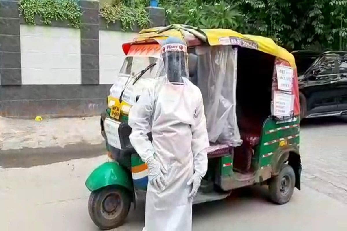 ફરીદાબાદ. કોરોના મહામારી (Corona Pandemic)ના સમયમાં પ્રાઇવેટ એમ્બ્યુલન્સ (Private Ambulance) સંચાલકો મનફાવે એવા ભાવ વસૂલવાના સમાચારો સામે આવી રહ્યા છે. આ સમાચારો દરમિયાન ડ્રીમ ઇન્ડિયા ટૂ એજ્યૂકેટ ઈન્ડિયા (Dream India to Educate India) એજીઓએ રિક્ષાને એમ્બ્યુલન્સ (Auto Ambulance)માં ફેરવીને નિશુલ્ક સેવા શરૂ કરી છે. આ ઓટોરિક્ષા એમ્બ્યુલન્સની મદદથી દર્દીઓને ઘરથી હૉસ્પિટલ સુધી લઈ જવા અને હૉસ્પિટલથી ઘર પહોંચાડવાનું કામ કરવામાં આવી રહ્યું છે. રોજ જરૂરિયાતવાળા લોકોના ડઝનબંધ ફોન કોલ આવી રહ્યા છે. ફરીદાબાદ. કોરોના મહામારી (Corona Pandemic)ના સમયમાં પ્રાઇવેટ એમ્બ્યુલન્સ (Private Ambulance) સંચાલકો મનફાવે એવા ભાવ વસૂલવાના સમાચારો સામે આવી રહ્યા છે. આ સમાચારો દરમિયાન ડ્રીમ ઇન્ડિયા ટૂ એજ્યૂકેટ ઈન્ડિયા (Dream India to Educate India) એજીઓએ રિક્ષાને એમ્બ્યુલન્સ (Auto Ambulance)માં ફેરવીને નિશુલ્ક સેવા શરૂ કરી છે. આ ઓટોરિક્ષા એમ્બ્યુલન્સની મદદથી દર્દીઓને ઘરથી હૉસ્પિટલ સુધી લઈ જવા અને હૉસ્પિટલથી ઘર પહોંચાડવાનું કામ કરવામાં આવી રહ્યું છે. રોજ જરૂરિયાતવાળા લોકોના ડઝનબંધ ફોન કોલ આવી રહ્યા છે.
