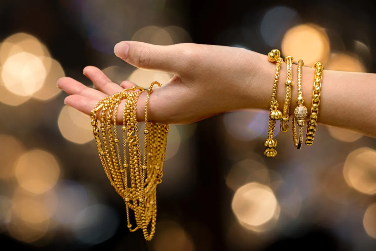  નવી દિલ્હી. સોનાની કિંમત (Gold Price Today)માં આજે સામાન્ય ઘટાડો જોવા મળ્યો છે. મલ્ટી કમોડિટી એક્સચેન્જ (MCX) પર 4 મેના રોજ સોનાનો ભાવ 47,314 પ્રતિ 10 ગ્રામ છે. ગોલ્ડ ફ્યૂચરની વાત કરીએ તો તે MCX પર 0.06 ટકા એટલે કે 27 રૂપિયાના ઘટાડાની સાથે 47,292 રૂપિયાના લેવલ પર છે. બીજી તરફ, સિલ્વર ફ્યૂચર (Silver Price Today)નો ભાવ 0.19 ટકા એટલે કે 137 રૂપિયાના ઘટાડાની સાથે 70,763 રૂપિયા પ્રતિ કિલોગ્રામના લેવલ પર છે. (પ્રતીકાત્મક તસવીર)