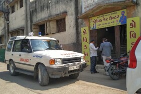 સંબંધીને એમ્બ્યુલન્સ માટે તકલીફ પડી તો જામનગરનાં રહીશે લેન્ડ રોવર કારને બનાવી એમ્બ્યુલન્સ