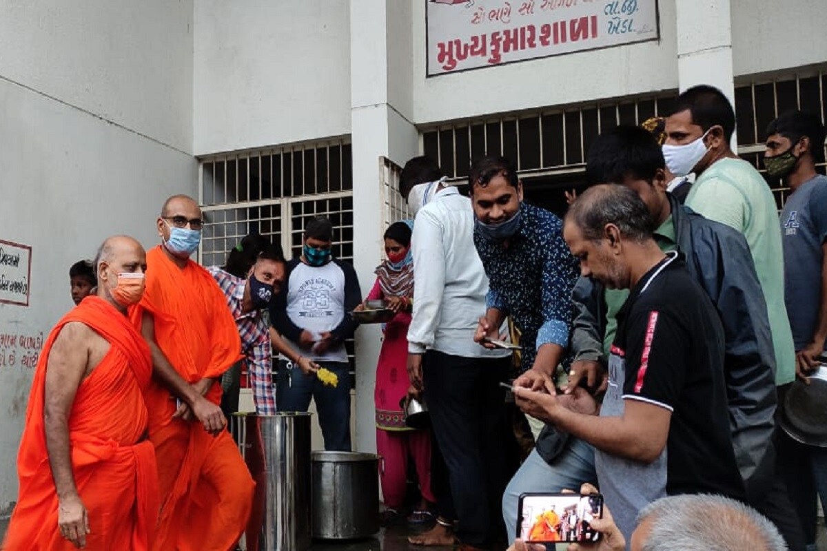 આ અસરગ્રસ્તોની સારસંભાળ રાખવા માટે મણિનગર શ્રી સ્વામિનારાયણ ગાદીના આચાર્ય જિતેન્દ્રિયપ્રિયદાસજી સ્વામીની આજ્ઞાથી શ્રી મુક્તજીવન સ્વામીબાપા પ્રાગટ્ય ધામ - શ્રી સ્વામિનારાયણ મંદિર, ખેડાના સંતોએ સ્વયં ખીચડી - કઢી બનાવીને જમાડ્યા હતા. આ અસરગ્રસ્તોની સારસંભાળ રાખવા માટે મણિનગર શ્રી સ્વામિનારાયણ ગાદીના આચાર્ય જિતેન્દ્રિયપ્રિયદાસજી સ્વામીની આજ્ઞાથી શ્રી મુક્તજીવન સ્વામીબાપા પ્રાગટ્ય ધામ - શ્રી સ્વામિનારાયણ મંદિર, ખેડાના સંતોએ સ્વયં ખીચડી - કઢી બનાવીને જમાડ્યા હતા.