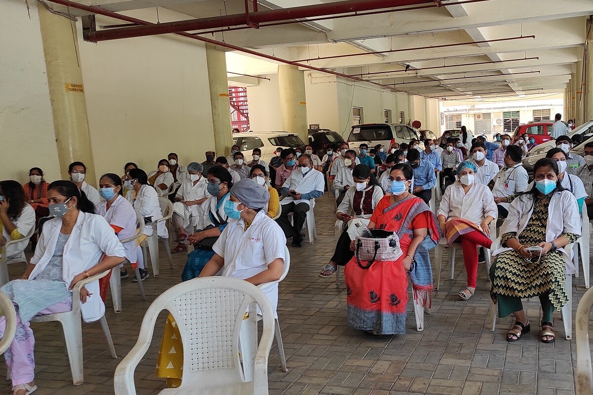 સંજય ટાંક, અમદાવાદ: કોરોના વાયરસનું (coronavirus) સંક્રમણ વધી રહ્યું છે. અને કેસમાં દિન પ્રતિ દિન વધારો થઈ રહ્યો છે. તેવા સમયે રાજ્યની 6 સરકારી મેડિકલ કોલેજના સિનિયર તબીબોએ (Senior doctors of Government Medical College) આંદોલનનું (Movement) શસ્ત્ર ઉગામ્યું છે. જ્યાં સુધી સરકાર નિર્ણય ના લે ત્યાં સુધી વિરોધ ચાલુ રાખવાની અને જરૂર પડે આંદોલન પર ઉતરવાની ચીમકી ઉચ્ચારવામા આવી છે. અમદાવાદ સહિત રાજ્યભરમાં કોરોના હાહાકાર મચાવી રહ્યો છે. લોકોને દવા, દુઆ અને ડોકટરની જરૂર છે તેવા સમયે જ રાજ્યના સિનિયર ડૉક્ટર્સ સરકાર સાથે આરપાર કરવા મેદાને પડ્યા છે. સંજય ટાંક, અમદાવાદ: કોરોના વાયરસનું (coronavirus) સંક્રમણ વધી રહ્યું છે. અને કેસમાં દિન પ્રતિ દિન વધારો થઈ રહ્યો છે. તેવા સમયે રાજ્યની 6 સરકારી મેડિકલ કોલેજના સિનિયર તબીબોએ (Senior doctors of Government Medical College) આંદોલનનું (Movement) શસ્ત્ર ઉગામ્યું છે. જ્યાં સુધી સરકાર નિર્ણય ના લે ત્યાં સુધી વિરોધ ચાલુ રાખવાની અને જરૂર પડે આંદોલન પર ઉતરવાની ચીમકી ઉચ્ચારવામા આવી છે. અમદાવાદ સહિત રાજ્યભરમાં કોરોના હાહાકાર મચાવી રહ્યો છે. લોકોને દવા, દુઆ અને ડોકટરની જરૂર છે તેવા સમયે જ રાજ્યના સિનિયર ડૉક્ટર્સ સરકાર સાથે આરપાર કરવા મેદાને પડ્યા છે.