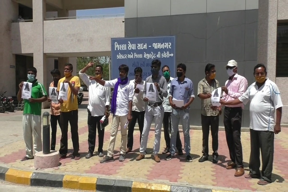 ત્યારે જામનગરમાં દલિત અને વાલ્મિકી સમાજ દ્વારા તારક મહેતા કા ઉલ્ટા ચશ્માની બબીતાનું કિરદાર નિભાવતી મુનમુન દત્તા દ્વારા જે શબ્દોનો પ્રયોગ કરાયો છે. જેને લઇને હળાહળ અપમાન થયા હોવાની લાગણી સાથે જિલ્લાાા કલેકટર કચેરીએ આ અભિનેત્રી સામે કાયદાકીય કાર્યવાહી કરી એટ્રોસિટી એક્ટ મુજબ એફઆઈઆર દાખલ કરવા માગણી કરવામાં આવી છે. ત્યારે જામનગરમાં દલિત અને વાલ્મિકી સમાજ દ્વારા તારક મહેતા કા ઉલ્ટા ચશ્માની બબીતાનું કિરદાર નિભાવતી મુનમુન દત્તા દ્વારા જે શબ્દોનો પ્રયોગ કરાયો છે. જેને લઇને હળાહળ અપમાન થયા હોવાની લાગણી સાથે જિલ્લાાા કલેકટર કચેરીએ આ અભિનેત્રી સામે કાયદાકીય કાર્યવાહી કરી એટ્રોસિટી એક્ટ મુજબ એફઆઈઆર દાખલ કરવા માગણી કરવામાં આવી છે.