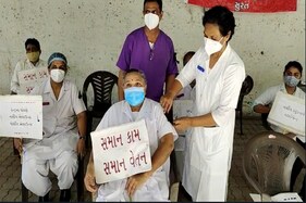 નર્સિંગ ડે: રાજ્યભરમાં નર્સોએ કર્યું વિરોધ પ્રદર્શન, માંગ નહીં સંતોષાય તો હળતાળની ચીમકી