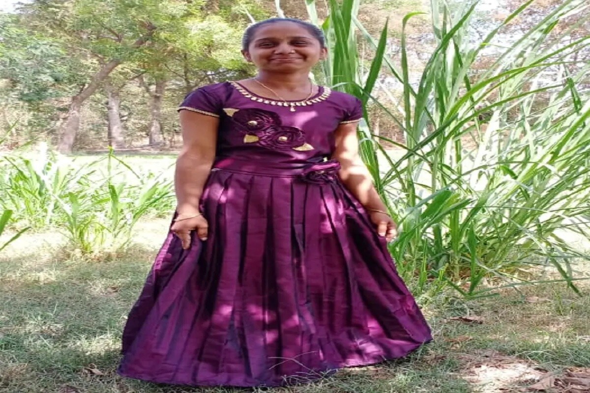 ઉલ્લેખનીય છે કે ગોધરા તાલુકાના રાયસિંગપુરા મહાદેવ ફળીયામાં રહેતી 19 વર્ષીય ભૂમિકા રાઠોડ ગુરૂવારે રાત્રે પોતાના ઘરે હતી. દરમિયાન મોડી રાત્રે તે ફોન ઉપર વાત કરી હતી એ વેળાએ તેણીનો ભાઈ પૃથ્વીરાજસિંહ નોકરી ઉપરથી ઘરે આવ્યો હતો. પૃથ્વીરાજે પોતાનો નિત્યક્રમ પૂર્ણ કર્યા બાદ તેની બહેનની તપાસ કરતાં ભૂમિકા ઘરમાં નહિં જોવાતાં જ શોધખોળ આદરી હતી. ઉલ્લેખનીય છે કે ગોધરા તાલુકાના રાયસિંગપુરા મહાદેવ ફળીયામાં રહેતી 19 વર્ષીય ભૂમિકા રાઠોડ ગુરૂવારે રાત્રે પોતાના ઘરે હતી. દરમિયાન મોડી રાત્રે તે ફોન ઉપર વાત કરી હતી એ વેળાએ તેણીનો ભાઈ પૃથ્વીરાજસિંહ નોકરી ઉપરથી ઘરે આવ્યો હતો. પૃથ્વીરાજે પોતાનો નિત્યક્રમ પૂર્ણ કર્યા બાદ તેની બહેનની તપાસ કરતાં ભૂમિકા ઘરમાં નહિં જોવાતાં જ શોધખોળ આદરી હતી.