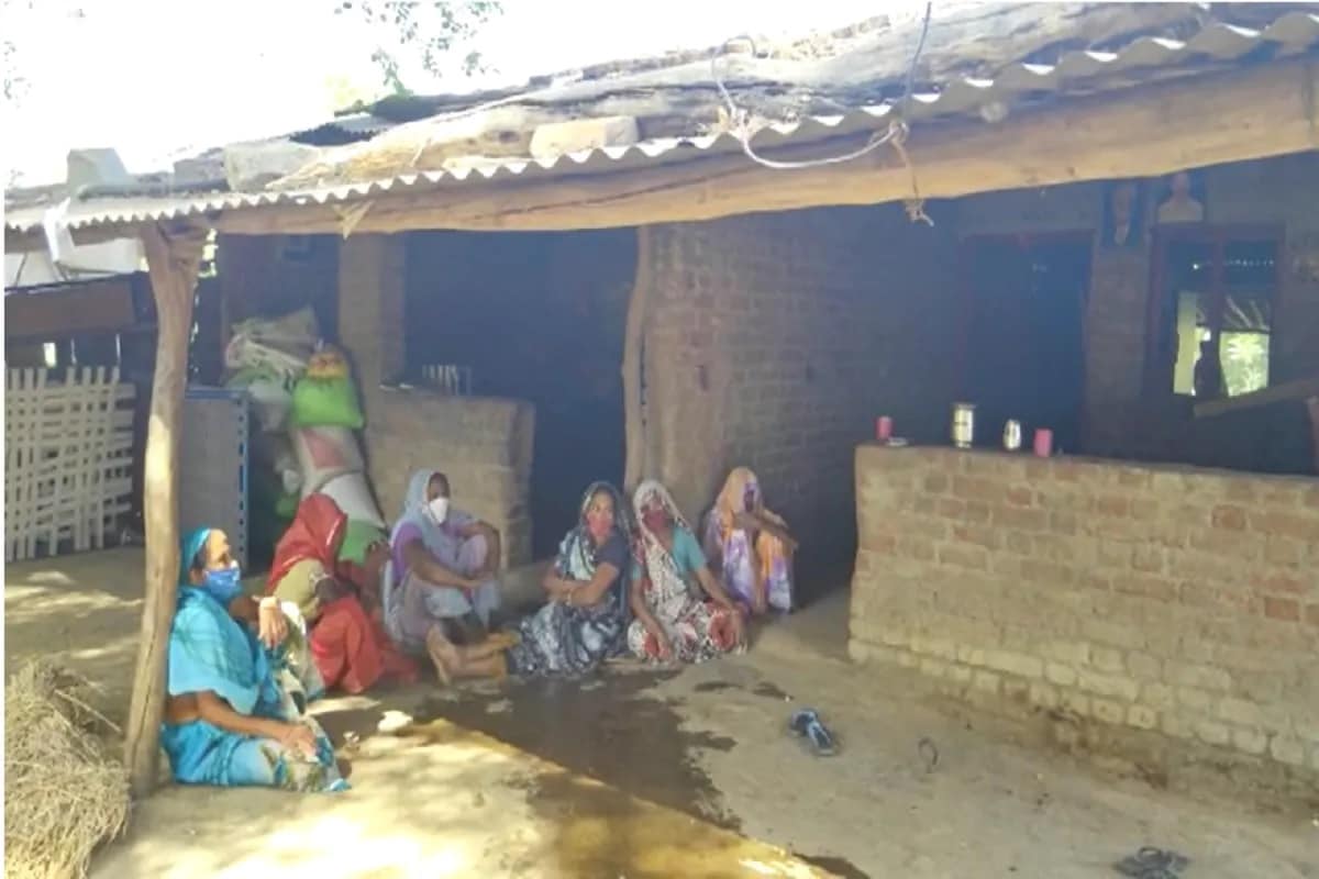 રાયસિંગપુરા ગામની ભૂમિકાના લગ્ન ઘોઘબા તાલુકાના મહાદેવીયા ગામે સમાજના રીતિ રિવાજ મુજબ લગ્ન નક્કી કરવામાં આવ્યા હતા. આગામી 23 મેના રોજ યોજાનારા લગ્ન પૂર્વે ગુરૂવારે રીતિ રિવાજ મુજબ તેની સાસરિયા અને સ્વજનોની ઉપસ્થિતીમાં તેણીના ઘરે લગ્ન પડીકું લખવામાં આવ્યું હતું. રાયસિંગપુરા ગામની ભૂમિકાના લગ્ન ઘોઘબા તાલુકાના મહાદેવીયા ગામે સમાજના રીતિ રિવાજ મુજબ લગ્ન નક્કી કરવામાં આવ્યા હતા. આગામી 23 મેના રોજ યોજાનારા લગ્ન પૂર્વે ગુરૂવારે રીતિ રિવાજ મુજબ તેની સાસરિયા અને સ્વજનોની ઉપસ્થિતીમાં તેણીના ઘરે લગ્ન પડીકું લખવામાં આવ્યું હતું.