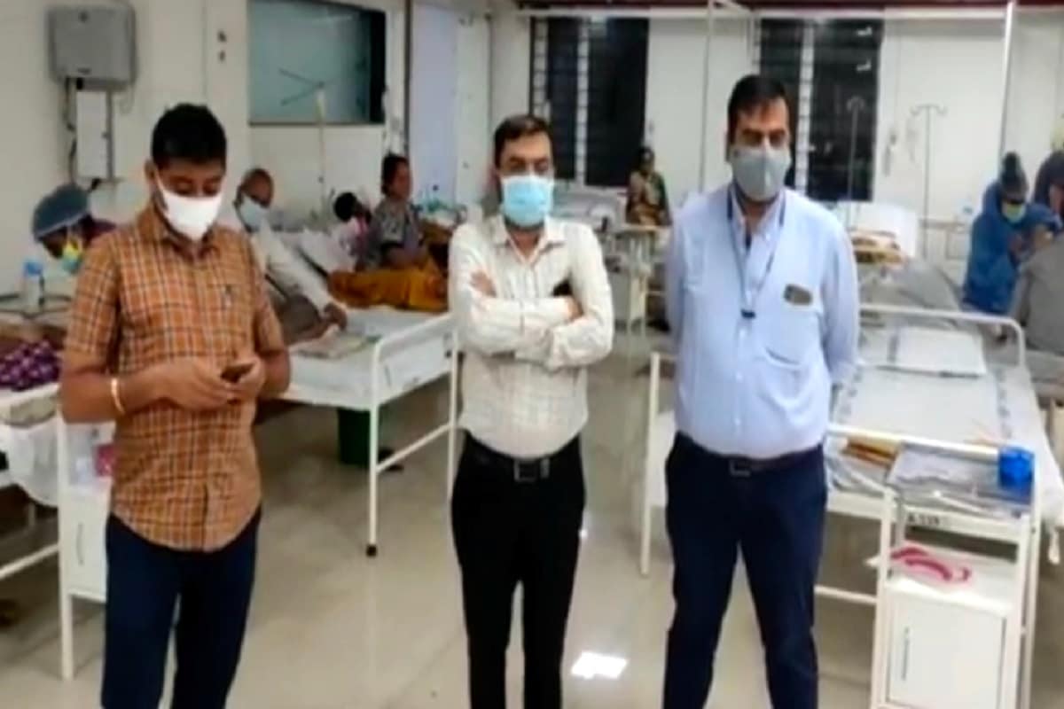 ક્રિટીકલ કેર નિષ્ણાંત ડો. જયેશ ડોબરીયાએ જણાવ્યું હતું કે, હાલ બધી બાજુ નેગેટિવિટી જોવા મળે છે. હેલ્થ ફાઇનાન્સ, સોશ્યલ સહિત તમામ ક્ષેત્રો આ કોરોના મહામારી સામે લાંબા સમયથી ઝઝુમી રહ્યા છે ત્યારે સતત નેગેટિવિટીને કારણે શરીરમાં રોગપ્રતિકારક શકિત ઉપર પણ અસર કરે છે ત્યારે નેગેટિવિટી સામે પોઝિટિવિટી વધારવાના ભાગરૂપે સંગીતથી મન પ્રફુલ્લીત અને પોઝિટિવિટી લાવવા અને નેગેટીવિટી દુર કરવા અમૃત ઘાયલ કોમ્યુનિટી હોલ ખાતે ડેડીકેટ સિનર્જી કોવિડ હોસ્પિટલ ખાતે એક સંગીતનો કાર્યક્રમ યોજાયો હતો. અંધારામાં પણ આશાના કિરણો ચારે બાજુ પ્રકાશિત થાય તે નેમ સાથે આવા પ્રેરણાદાયક કાર્યક્રમ કર્યા છે. ક્રિટીકલ કેર નિષ્ણાંત ડો. જયેશ ડોબરીયાએ જણાવ્યું હતું કે, હાલ બધી બાજુ નેગેટિવિટી જોવા મળે છે. હેલ્થ ફાઇનાન્સ, સોશ્યલ સહિત તમામ ક્ષેત્રો આ કોરોના મહામારી સામે લાંબા સમયથી ઝઝુમી રહ્યા છે ત્યારે સતત નેગેટિવિટીને કારણે શરીરમાં રોગપ્રતિકારક શકિત ઉપર પણ અસર કરે છે ત્યારે નેગેટિવિટી સામે પોઝિટિવિટી વધારવાના ભાગરૂપે સંગીતથી મન પ્રફુલ્લીત અને પોઝિટિવિટી લાવવા અને નેગેટીવિટી દુર કરવા અમૃત ઘાયલ કોમ્યુનિટી હોલ ખાતે ડેડીકેટ સિનર્જી કોવિડ હોસ્પિટલ ખાતે એક સંગીતનો કાર્યક્રમ યોજાયો હતો. અંધારામાં પણ આશાના કિરણો ચારે બાજુ પ્રકાશિત થાય તે નેમ સાથે આવા પ્રેરણાદાયક કાર્યક્રમ કર્યા છે.