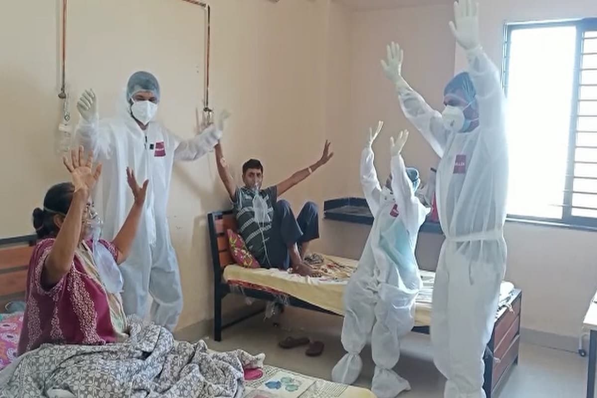 COVID-19 in India: કોરોના સંક્રમણની (Corona Infection) ગતિ હવે નબળી પડી રહી છે. થોડા દિવસો પહેલા, દરરોજ 4 લાખથી વધુ કોરોના કેસો હવે 80 હજારની નીચે પહોંચી રહ્યા છે. છેલ્લા 6 દિવસથી કોરોના કેસ (Corona Case) સતત 1 લાખથી નીચે આવી રહ્યા છે, જે રાહતનો સંકેત છે. આરોગ્ય વિભાગ અનુસાર દેશમાં છેલ્લા 24 કલાકમાં કોરોનાના 80 હજાર 834 નવા કેસ (new case) નોંધાયા છે, જ્યારે 3303 દર્દીઓએ પોતાનો જીવ ગુમાવ્યો છે. આરોગ્ય વિભાગના આંકડા મુજબ, કોરોનાના નવા કેસો આવ્યા બાદ હવે દેશમાં ચેપગ્રસ્ત દર્દીઓની કુલ સંખ્યા વધીને 2 કરોડ 94 લાખ 39 હજાર 989 થઈ ગઈ છે. (પ્રતીકાત્મક તસવીર) COVID-19 in India: કોરોના સંક્રમણની (Corona Infection) ગતિ હવે નબળી પડી રહી છે. થોડા દિવસો પહેલા, દરરોજ 4 લાખથી વધુ કોરોના કેસો હવે 80 હજારની નીચે પહોંચી રહ્યા છે. છેલ્લા 6 દિવસથી કોરોના કેસ (Corona Case) સતત 1 લાખથી નીચે આવી રહ્યા છે, જે રાહતનો સંકેત છે. આરોગ્ય વિભાગ અનુસાર દેશમાં છેલ્લા 24 કલાકમાં કોરોનાના 80 હજાર 834 નવા કેસ (new case) નોંધાયા છે, જ્યારે 3303 દર્દીઓએ પોતાનો જીવ ગુમાવ્યો છે. આરોગ્ય વિભાગના આંકડા મુજબ, કોરોનાના નવા કેસો આવ્યા બાદ હવે દેશમાં ચેપગ્રસ્ત દર્દીઓની કુલ સંખ્યા વધીને 2 કરોડ 94 લાખ 39 હજાર 989 થઈ ગઈ છે. (પ્રતીકાત્મક તસવીર)