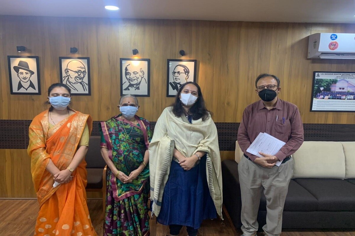 ત્યારે સાસુ વહુ જે સિલાઈ કામ અને ગુંથણ કામ કરી પૈસા ભેગા કરે છે તેનાથી તેમને ઓક્સિજનના બાટલા, ફલો મીટર, દવાઓ અને કરિયાણું સહિતની ચીજવસ્તુઓ કોરોના સંક્રમિત દર્દીઓને તેમના પરિવારો સુધી પહોંચાડવાનું ભગીરથ કાર્ય શરૂ કર્યું છે. ત્યારે સાસુ વહુ જે સિલાઈ કામ અને ગુંથણ કામ કરી પૈસા ભેગા કરે છે તેનાથી તેમને ઓક્સિજનના બાટલા, ફલો મીટર, દવાઓ અને કરિયાણું સહિતની ચીજવસ્તુઓ કોરોના સંક્રમિત દર્દીઓને તેમના પરિવારો સુધી પહોંચાડવાનું ભગીરથ કાર્ય શરૂ કર્યું છે.