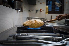 અમદાવાદનો ચેતવણીસમાન કિસ્સો: સેનેટાઇઝર ચાલુ ગેસ પર પડતા થયો ભડકો, મહિલા સળગતા થયું મોત