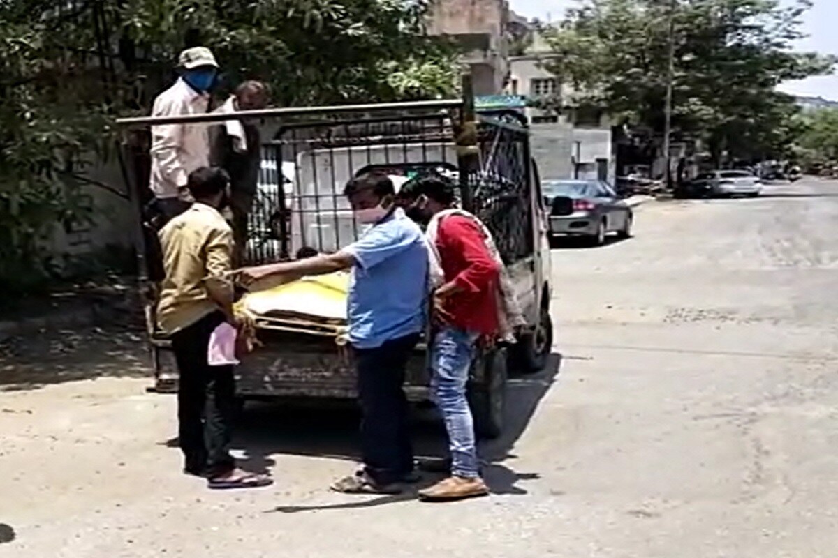 કિર્તેશ પટેલ, સુરતઃ આમતો સુરત (surat) સૌથી ફાસ્ટ ગોઈંગ સિટી (Fast Going City) તરીકે ઓળકાય છે. અર્પણ અહિંયા વિકાસની વાત કરવામાં આવે છે. જોકે કોરોના કાળમાં (coronavirus) મૃત્યુ દર ઘટવા છતાં મૃત્યુ પામનારને અંતિમ ક્રિયા માટે શબવાહિની (dead body van) આજે પણ નથી મળતી. જેને લઈને સ્વજનો અંતિમ ક્રિયા માટે મૃતદેહને ટેમ્પોમાં લઈએ જવાનો એક વીડિયો જે શહેરના સૌથી પોશ વિસ્તારનો સોશિયલ મીડિયામાં (social media) વાયરલ (viral video) થતા અનેક તર્ક વિતર્ક શરૂ થયા છે. કિર્તેશ પટેલ, સુરતઃ આમતો સુરત (surat) સૌથી ફાસ્ટ ગોઈંગ સિટી (Fast Going City) તરીકે ઓળકાય છે. અર્પણ અહિંયા વિકાસની વાત કરવામાં આવે છે. જોકે કોરોના કાળમાં (coronavirus) મૃત્યુ દર ઘટવા છતાં મૃત્યુ પામનારને અંતિમ ક્રિયા માટે શબવાહિની (dead body van) આજે પણ નથી મળતી. જેને લઈને સ્વજનો અંતિમ ક્રિયા માટે મૃતદેહને ટેમ્પોમાં લઈએ જવાનો એક વીડિયો જે શહેરના સૌથી પોશ વિસ્તારનો સોશિયલ મીડિયામાં (social media) વાયરલ (viral video) થતા અનેક તર્ક વિતર્ક શરૂ થયા છે.