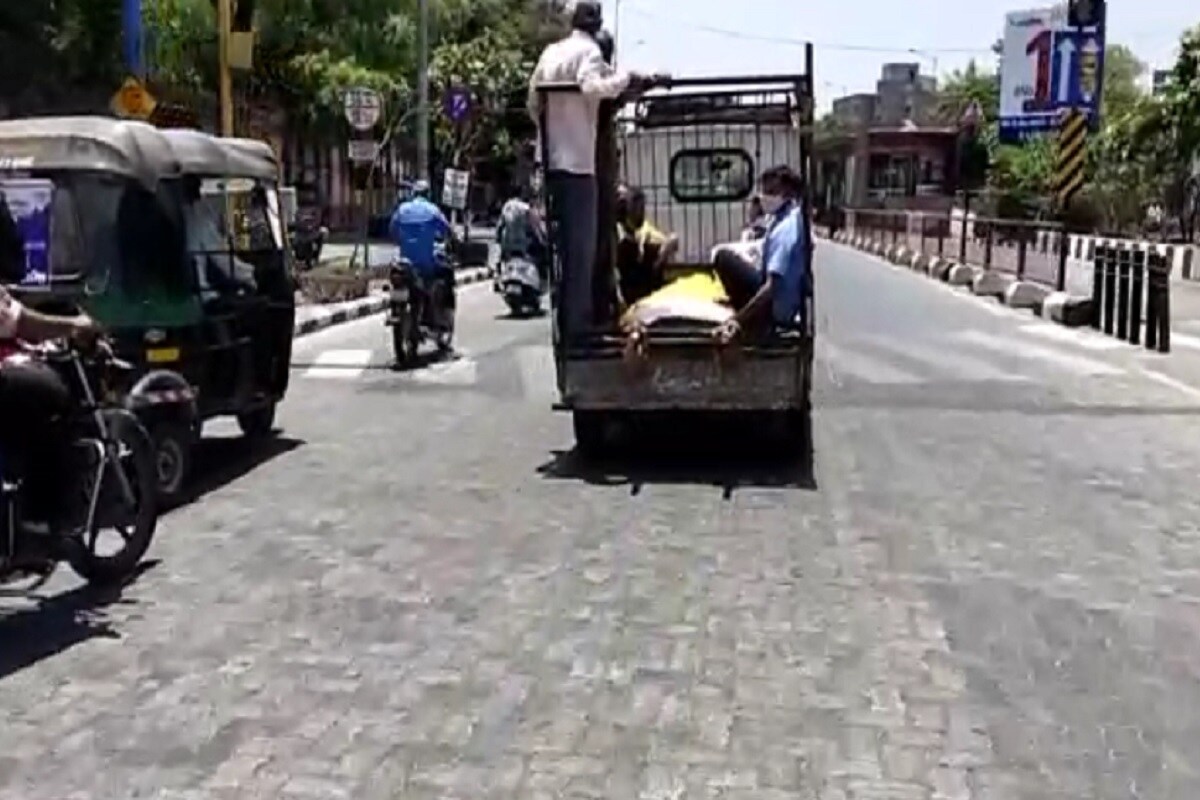 જોકે શહેરના પોઝ એવા વિસ્તારના નાગરિકે આ વીડિયો પોતાના મોબાઇલમાં કેદ કરીને સોશિયલ મીડિયામાં વાયરલ કર્યો છે. વિકાસની વાત કરતુ સુરતનું તંત્ર મૃતકને અંતિમ કર્યાના સ્થાન પર પહોંચાડવા શબવાહિની પુરી નથી પડી શકતા તેવા શહેરમાં વિકાસ કેવો થયો છે તે લોકોએ સમાજવું. જોકે આ વીડિયો વાયરલ થતાની સાથે લોકોમાં રોષ જોવા મળી રહ્યો છે. જોકે વીડિયોને લઈને તંત્રના વિકાસની પોલ ખુલ્લી પડી જવા પામી છે. જોકે શહેરના પોઝ એવા વિસ્તારના નાગરિકે આ વીડિયો પોતાના મોબાઇલમાં કેદ કરીને સોશિયલ મીડિયામાં વાયરલ કર્યો છે. વિકાસની વાત કરતુ સુરતનું તંત્ર મૃતકને અંતિમ કર્યાના સ્થાન પર પહોંચાડવા શબવાહિની પુરી નથી પડી શકતા તેવા શહેરમાં વિકાસ કેવો થયો છે તે લોકોએ સમાજવું. જોકે આ વીડિયો વાયરલ થતાની સાથે લોકોમાં રોષ જોવા મળી રહ્યો છે. જોકે વીડિયોને લઈને તંત્રના વિકાસની પોલ ખુલ્લી પડી જવા પામી છે.