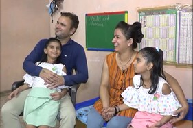 સુરત: ટ્વીન્સ બાળકીઓને ઘરે મૂકી માતા કરે છે કોરોનાના દર્દીની સેવા