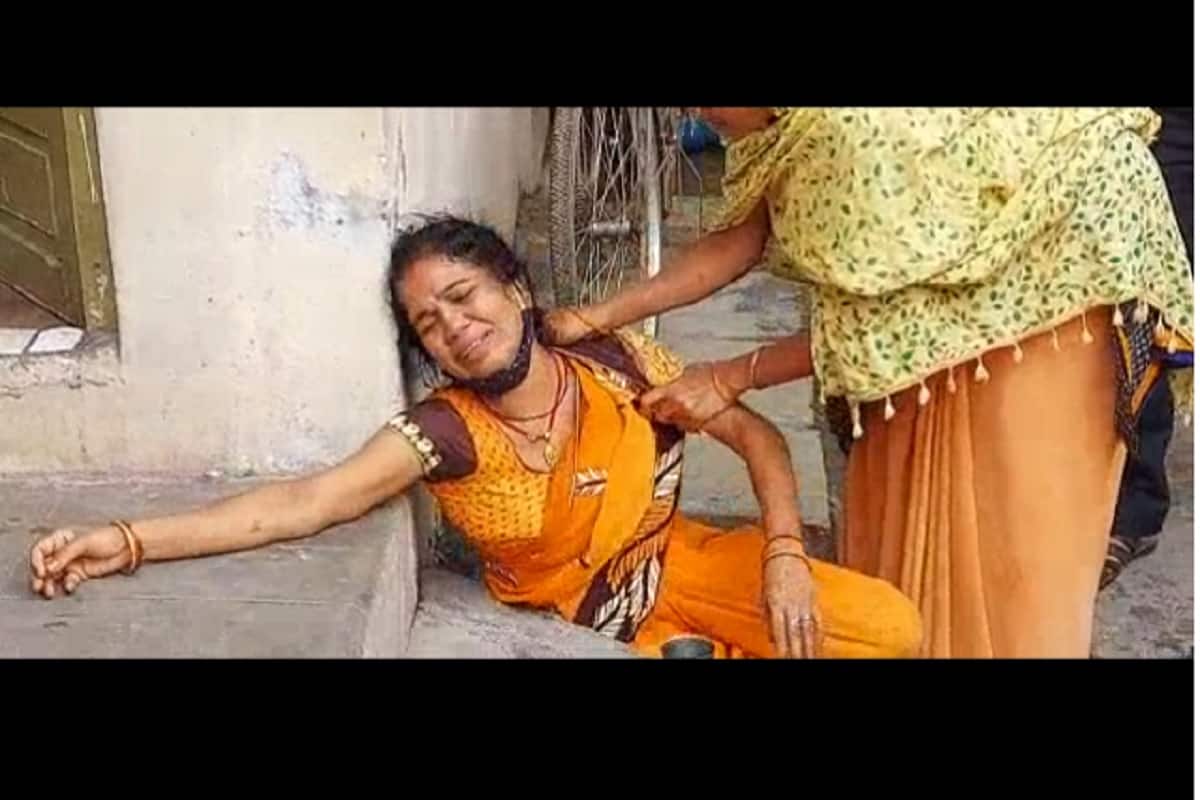  મૃતકની બહેન આશા દેવીએ જણાવ્યું હતું કે, સાધુ ચરણ અપશબ્દો કહેતો અને છેલ્લા 10 દિવસથી બહેનનું કામ બંધ રહેતા કાઢી મૂકવાની ધમકી આપી માર મારતો હતો. અમે સમજાવવાની કોશિષ કરી હતી. તો બહેનને વતન મોકલી આપવાની વાત કરતો હતો. અગાઉ વોચમેન તરીકે કામ કરતો પરંતુ કામ ન હોવાથી મારી બહેન દોરા ધાગા કટીંગ કરીને કમાણી કરતી તેના પર નભતો અને પોતાના પૈસા બહેનને આપતો નહી. વળી વતન જવાની જીદ પણ કરતો હોવાથી ઝઘડો થતો હતો. (મૃતકની બહેન)