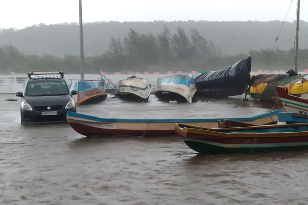Tauktae Cyclone: અરબ સાગરમાં ઉત્પન્ન શક્તિશાળી ચક્રવાતી વાવાઝોડું ગુજરાત (Gujarat)ના દરિયાકાંઠા તરફ આગળ વધી રહ્યું છે. હવામાન વિભાગ (IMD) અનુસાર ટાઉટે વાવાઝોડું વિકરાળ ચક્રવાતી વાવાઝોડામાં ફેરવાઈ ગયું છે. વાવાઝોડાના કારણે 180 કિલોમીટર પ્રતિ કલાકની ઝડપે પવન ફુંકાઈ રહ્યો છે. મહારાષ્ટ્ર (Maharashtra)ના દરિયાકાંઠા વિસ્તારોમાં ભારે વરસાદના કારણે કેટલીક બોટોને પણ નુકસાન પહોંચ્યું છે. Tauktae Cyclone: અરબ સાગરમાં ઉત્પન્ન શક્તિશાળી ચક્રવાતી વાવાઝોડું ગુજરાત (Gujarat)ના દરિયાકાંઠા તરફ આગળ વધી રહ્યું છે. હવામાન વિભાગ (IMD) અનુસાર ટાઉટે વાવાઝોડું વિકરાળ ચક્રવાતી વાવાઝોડામાં ફેરવાઈ ગયું છે. વાવાઝોડાના કારણે 180 કિલોમીટર પ્રતિ કલાકની ઝડપે પવન ફુંકાઈ રહ્યો છે. મહારાષ્ટ્ર (Maharashtra)ના દરિયાકાંઠા વિસ્તારોમાં ભારે વરસાદના કારણે કેટલીક બોટોને પણ નુકસાન પહોંચ્યું છે.