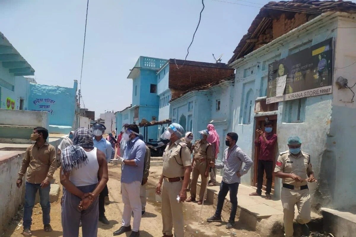 મધ્ય પ્રદેશના ટિકમગઢ જિલ્લામાં અજીબો ગરીબ ઘટના સામે આવી છે. અહીં કોરોના પોઝિટિવ 24 વર્ષનો અરુણ મિશ્રા લગ્નમાં સામેલ થયો હતો. તેણે ખાવાનું પીરસ્યું હતું, જોરદાર ડાન્સ પણ કર્યો હતો. આ બધુ કરતા-કરતા આખા ગામમાં કોરોના સંક્રમિત કરતો ગયો છે. હવે પ્રશાસને આખા ગામને સીલ કરી દીધું છે. મધ્ય પ્રદેશના ટિકમગઢ જિલ્લામાં અજીબો ગરીબ ઘટના સામે આવી છે. અહીં કોરોના પોઝિટિવ 24 વર્ષનો અરુણ મિશ્રા લગ્નમાં સામેલ થયો હતો. તેણે ખાવાનું પીરસ્યું હતું, જોરદાર ડાન્સ પણ કર્યો હતો. આ બધુ કરતા-કરતા આખા ગામમાં કોરોના સંક્રમિત કરતો ગયો છે. હવે પ્રશાસને આખા ગામને સીલ કરી દીધું છે.