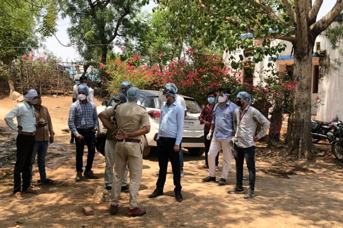 તંત્રને આ અંગેની જાણકારી મળ્યા બાદ ગામને રેડ ઝોનમાં નાખી દેવામાં આવ્યું છે. હાલ ગામમાંથી બહાર જવા અને ગામમાં જવા પર પ્રતિબંધ લગાવી દેવામાં આવ્યો છે. ગામમાં પોલીસ બંદોબસ્ત મૂકી દેવામાં આવ્યો છે. તંત્રએ ગામના લોકોને વિનંતી કરી છે કે કોઈ પણ કાળે કોઈ વ્યક્તિ ગામમાંથી બહાર ન નીકળે. ગામમાં એકા એક કોરોના બોમ્બ ફૂટી જતાં સ્વાસ્થ્ય વિભાગની ટીમ ઘરે ઘરે જઈને તપાસ કરી રહી છે. આ ઉપરાંત પોલીસે કોરોનાનું સંક્રમણ ફેલાવનાર યુવક અને તંત્રને જાણ કર્યાં વગર લગ્ન યોજનાર ત્રણ લોકો સામે કેસ દાખલ કર્યો છે. તંત્રને આ અંગેની જાણકારી મળ્યા બાદ ગામને રેડ ઝોનમાં નાખી દેવામાં આવ્યું છે. હાલ ગામમાંથી બહાર જવા અને ગામમાં જવા પર પ્રતિબંધ લગાવી દેવામાં આવ્યો છે. ગામમાં પોલીસ બંદોબસ્ત મૂકી દેવામાં આવ્યો છે. તંત્રએ ગામના લોકોને વિનંતી કરી છે કે કોઈ પણ કાળે કોઈ વ્યક્તિ ગામમાંથી બહાર ન નીકળે. ગામમાં એકા એક કોરોના બોમ્બ ફૂટી જતાં સ્વાસ્થ્ય વિભાગની ટીમ ઘરે ઘરે જઈને તપાસ કરી રહી છે. આ ઉપરાંત પોલીસે કોરોનાનું સંક્રમણ ફેલાવનાર યુવક અને તંત્રને જાણ કર્યાં વગર લગ્ન યોજનાર ત્રણ લોકો સામે કેસ દાખલ કર્યો છે.