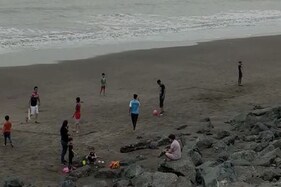 તંત્ર સતર્ક અને પ્રજા મસ્ત! તિથલ બીચ પર મોટી સંખ્યામાં લોકો મજા માણવા થયા ભેગા