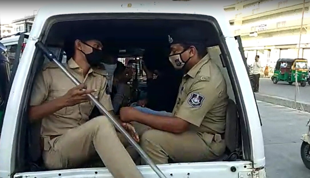 અહીયા કોફી બીન કોફી શોપમાં કપલ બૉક્સ એક્ટિવ હતું અને 13 વર્ષથી લઈને 18 વર્ષની ઉંમરના છોકરા-છોકરીઓ એકઠા થયા હતા. આ વિસ્તારમાં પોલીસે દરોડા ભાગતા રસ્તા પર પણ લોકોના ટોળેને ટોળા એકઠા થયા હતા. અહીયા કોફી બીન કોફી શોપમાં કપલ બૉક્સ એક્ટિવ હતું અને 13 વર્ષથી લઈને 18 વર્ષની ઉંમરના છોકરા-છોકરીઓ એકઠા થયા હતા. આ વિસ્તારમાં પોલીસે દરોડા ભાગતા રસ્તા પર પણ લોકોના ટોળેને ટોળા એકઠા થયા હતા.
