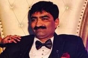 તાપી: તલવારનાં 15 ઘા મારીને બિલ્ડરની જાહેરમાં કરાઇ નિર્મમ હત્યા, 4 હુમલાખોરો ફરાર