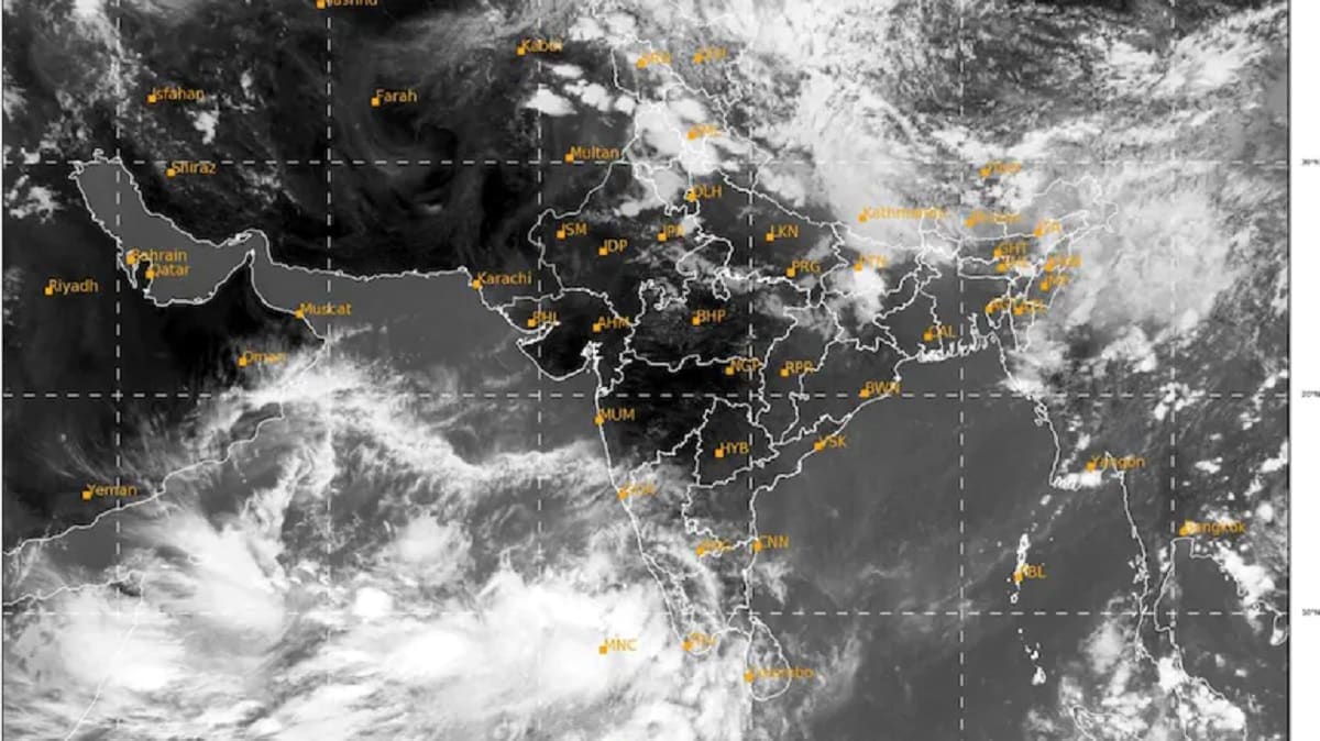 તારીખ 19મીએ આ વાવાઝોડું ગુજરાતના દરિયાકાંઠે ટકરાઇ શકે છે. એક બાજુ, કોરોનાના સંક્રમણને ખાળવા સરકાર સક્રિય બની છે. તો બીજી તરફ, અરબી સમુદ્રમાં સાયકલોન સિસ્ટમ ઉદભવી રહી છે. હવામાન વિભાગની આગાહી છેકે, 14મીએ થન્ડરસ્ટોર્મ એક્ટિવિટી શરૂ થશે જેના પગલે ગુજરાતના કેટલાંક વિસ્તારોમાં વાતાવરણમાં પલટો આવી શકે છે. દક્ષિણ અને પશ્ચિમ અરબી સમુદ્રમાં એક પ્રેશર સક્રિય થઇ શકે છે. આ લો પ્રેશર એક્ટિવિટી પર હવામાન નજર રાખી રહ્યુ છે. જયારે 16મીએ અરબી સમુદ્રમાં વાવાઝોડુ સક્રિય બને તેવી સંભાવના છે. વાવાઝોડુ સક્રિય થયા બાદ કઇ દિશામાં ફંટાશે તે હાલમાં કહી શકાય તેમ નથી. તારીખ 19મીએ આ વાવાઝોડું ગુજરાતના દરિયાકાંઠે ટકરાઇ શકે છે. એક બાજુ, કોરોનાના સંક્રમણને ખાળવા સરકાર સક્રિય બની છે. તો બીજી તરફ, અરબી સમુદ્રમાં સાયકલોન સિસ્ટમ ઉદભવી રહી છે. હવામાન વિભાગની આગાહી છેકે, 14મીએ થન્ડરસ્ટોર્મ એક્ટિવિટી શરૂ થશે જેના પગલે ગુજરાતના કેટલાંક વિસ્તારોમાં વાતાવરણમાં પલટો આવી શકે છે. દક્ષિણ અને પશ્ચિમ અરબી સમુદ્રમાં એક પ્રેશર સક્રિય થઇ શકે છે. આ લો પ્રેશર એક્ટિવિટી પર હવામાન નજર રાખી રહ્યુ છે. જયારે 16મીએ અરબી સમુદ્રમાં વાવાઝોડુ સક્રિય બને તેવી સંભાવના છે. વાવાઝોડુ સક્રિય થયા બાદ કઇ દિશામાં ફંટાશે તે હાલમાં કહી શકાય તેમ નથી.