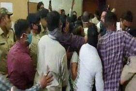 સુરત શિક્ષણ સમિતિની ચૂંટણીમાં હંગામો, આપ અને ભાજપના કાર્યકર્તાઓ વચ્ચે ઝપાઝપી