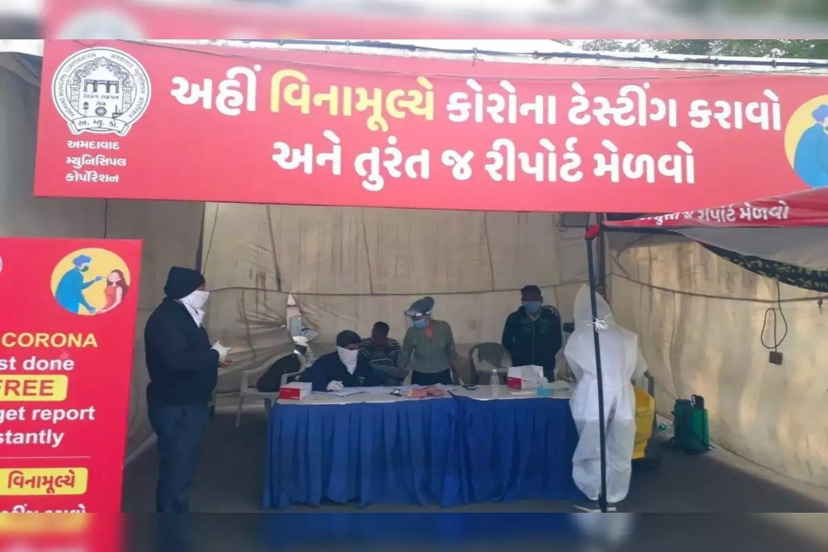 અમદાવાદ : રાજ્યમાં (Gujarat)છેલ્લા 24 કલાકમાં કોરોના વાયરસના (Coronavirus)નવા 405 કેસ નોંધાયા છે. જેની સામે 1106 દર્દીઓ સાજા થયા છે. કોરોનાથી સાજા થનાર દર્દીઓની સંખ્યામાં સતત વધારો યથાવત્ છે. છેલ્લા 24 કલાકમાં રાજ્યમાં કોવિડ-19 (Covid19)ના કારણે 6 દર્દીના મોત થયા છે. રાજ્યમાં કુલ મૃત્યુઆંક 10003 થયો છે. રાજ્યમાં સાજા થવાનો દર 97.62 ટકા છે. અત્યાર સુધીમાં 2,05,58,024 વ્યક્તિઓને કોરોના વેક્સીન (CoronaVaccine)આપવામાં આવી છે. આજે કુલ 2,93,131 વ્યક્તિઓનું રસીકરણ થયું છે. (પ્રતિકાત્મક તસવીર) અમદાવાદ : રાજ્યમાં (Gujarat)છેલ્લા 24 કલાકમાં કોરોના વાયરસના (Coronavirus)નવા 405 કેસ નોંધાયા છે. જેની સામે 1106 દર્દીઓ સાજા થયા છે. કોરોનાથી સાજા થનાર દર્દીઓની સંખ્યામાં સતત વધારો યથાવત્ છે. છેલ્લા 24 કલાકમાં રાજ્યમાં કોવિડ-19 (Covid19)ના કારણે 6 દર્દીના મોત થયા છે. રાજ્યમાં કુલ મૃત્યુઆંક 10003 થયો છે. રાજ્યમાં સાજા થવાનો દર 97.62 ટકા છે. અત્યાર સુધીમાં 2,05,58,024 વ્યક્તિઓને કોરોના વેક્સીન (CoronaVaccine)આપવામાં આવી છે. આજે કુલ 2,93,131 વ્યક્તિઓનું રસીકરણ થયું છે. (પ્રતિકાત્મક તસવીર)