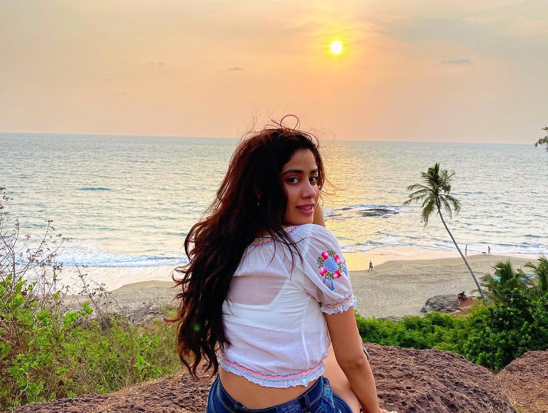 પ્રકૃતિ પ્રેમી છે જાહ્નવી. તેને દરીયા કિનારે ઉગતા અને આથમતા સૂરજને નિહાળવો પણ ખુબજ ગમે છે. (PHOTO:janhvikapoor/Instagram) પ્રકૃતિ પ્રેમી છે જાહ્નવી. તેને દરીયા કિનારે ઉગતા અને આથમતા સૂરજને નિહાળવો પણ ખુબજ ગમે છે. (PHOTO:janhvikapoor/Instagram)