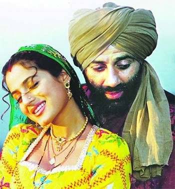 તો ગદ્દરમાં અમિષા પટેલ (Ameesha Patel) હતી. જેણે સની દેઓલ પાકિસ્તાનમાં ઘુસી હેડપંપ ઉખાડી લાવે છે. દેશભક્તિની થીમની આસપાસ ફરે છે. બંને કહાનીઓ એવી છે કે, દર્શકોનાં દિલ પર રાજ કરે છે. તો ગદ્દરમાં અમિષા પટેલ (Ameesha Patel) હતી. જેણે સની દેઓલ પાકિસ્તાનમાં ઘુસી હેડપંપ ઉખાડી લાવે છે. દેશભક્તિની થીમની આસપાસ ફરે છે. બંને કહાનીઓ એવી છે કે, દર્શકોનાં દિલ પર રાજ કરે છે.