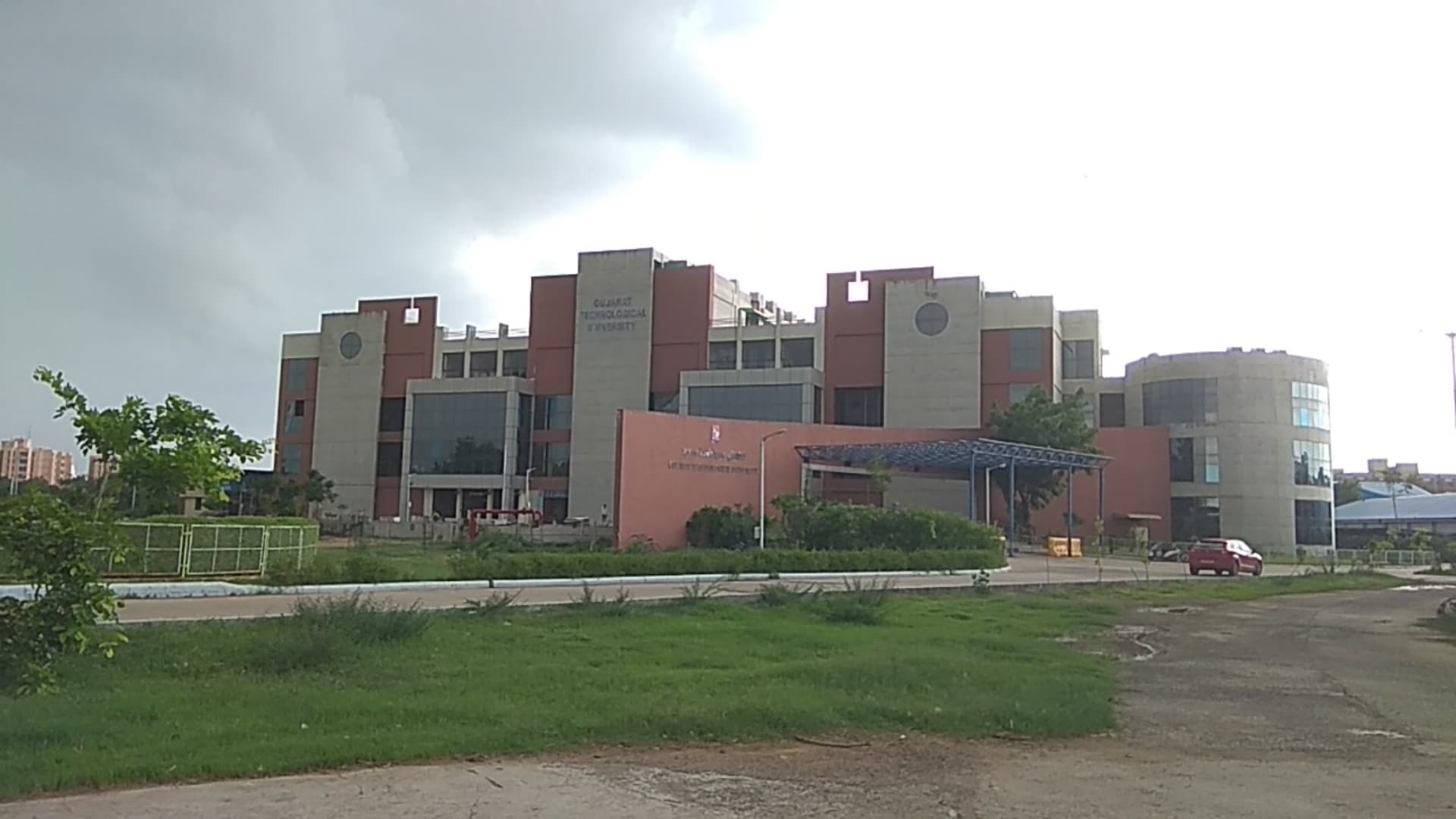 5G એન્ટેનાને કારણે 10 થી 30 ગીગાબીટ ડેટા ટ્રાન્સફ સરળતાથી પ્રતિ સેકન્ડે કરી શકાશે. એટલે કે , 4Gની તુલનામાં 5G આવતાં સ્પીડમાં 100 ગણો વધારો થશે. વધુમાં જણાવતાં તેમણે કહ્યું કે , તેમના દ્વારા વિકસાવામાં આવતાં 5G એન્ટેનામાં 5G સહિત 3G , 4G અને વાઈફાય જેવી અન્ય ટેક્નોલોજી પણ કાર્યરત રહી શકશે. ઉપરાંત ભવિષ્યમાં 6Gને પણ આ એન્ટેનામાં ઉમેરો કરી શકાશે. અન્ય એન્ટેનામાં બધી દિશામાં 1 જ ફ્રિકવન્સી પર રેડિએશન આપે છે, જ્યારે ડૉ. મકવાણા દ્વારા વિકસાવવામાં આવતાં 5G એન્ટેના અલગ- અલગ દિશામાં જુદી - જુદી ફ્રિકવન્સી પર રેડિએશન મેળવી શકશે. 5G એન્ટેનાને કારણે 10 થી 30 ગીગાબીટ ડેટા ટ્રાન્સફ સરળતાથી પ્રતિ સેકન્ડે કરી શકાશે. એટલે કે , 4Gની તુલનામાં 5G આવતાં સ્પીડમાં 100 ગણો વધારો થશે. વધુમાં જણાવતાં તેમણે કહ્યું કે , તેમના દ્વારા વિકસાવામાં આવતાં 5G એન્ટેનામાં 5G સહિત 3G , 4G અને વાઈફાય જેવી અન્ય ટેક્નોલોજી પણ કાર્યરત રહી શકશે. ઉપરાંત ભવિષ્યમાં 6Gને પણ આ એન્ટેનામાં ઉમેરો કરી શકાશે. અન્ય એન્ટેનામાં બધી દિશામાં 1 જ ફ્રિકવન્સી પર રેડિએશન આપે છે, જ્યારે ડૉ. મકવાણા દ્વારા વિકસાવવામાં આવતાં 5G એન્ટેના અલગ- અલગ દિશામાં જુદી - જુદી ફ્રિકવન્સી પર રેડિએશન મેળવી શકશે.