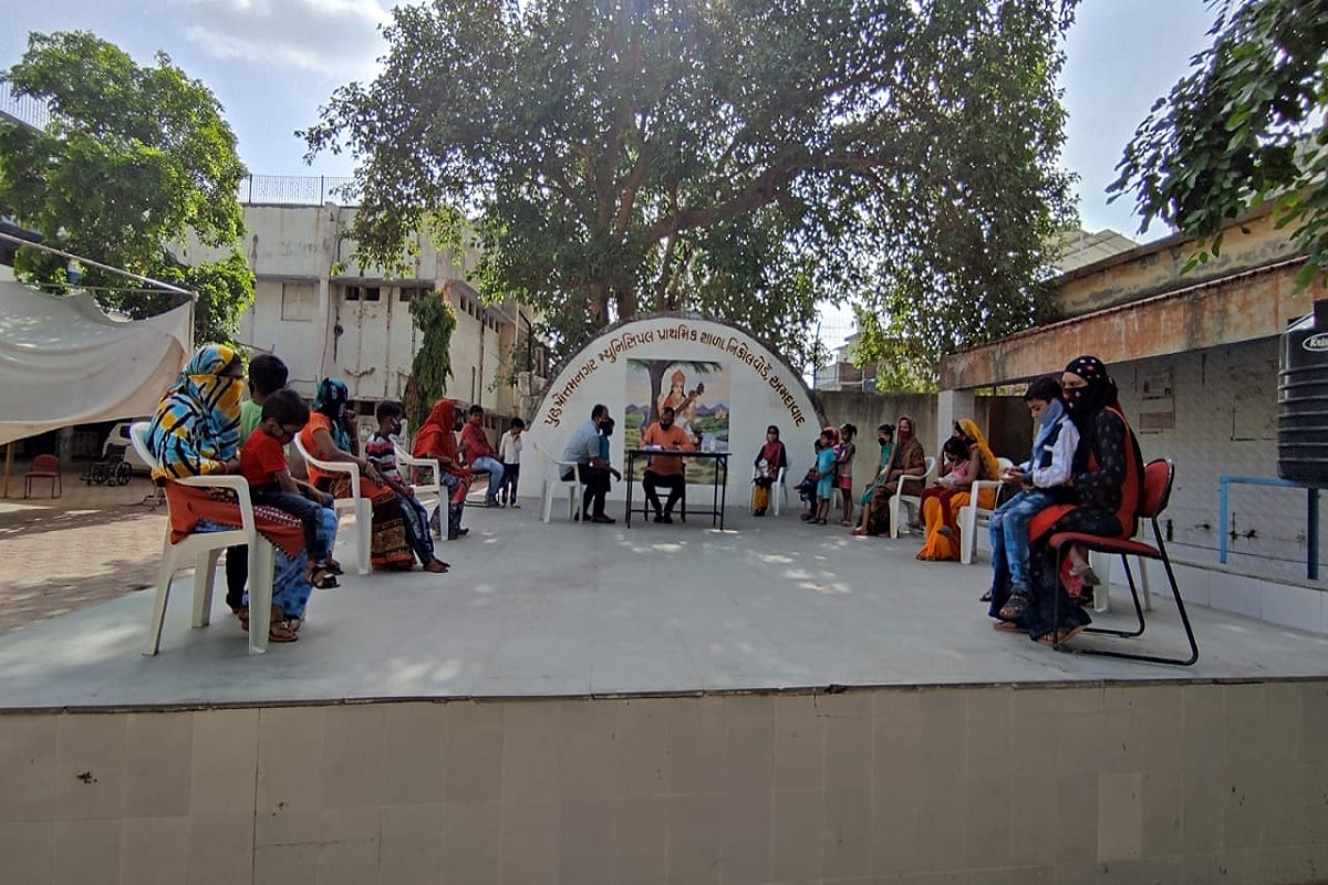 એક તરફ દોઢ વર્ષથી પણ વધુ સમયથી કોરનાના કારણે અનેક પરિવારો આર્થિક ભીંસમાં સપડાયા છે. અને તેમાંય શાળાઓ બંધ છતાં ખાનગી શાળાઓ દ્વારા ફી ભરવા મામલે વાલીઓને કરવામાં આવતી કનડગતથી વાલીઓમાં નારાજગી છે જ. ગત વર્ષે સરકારના દબાણથી ખાનગી શાળાઓએ વાર્ષિક ફીમાં 25 ટકા ઘટાડો કરવો પડ્યો હતો. જોકે આ વર્ષે કેટલી ફી લેવી તે અંગે કોઈ સ્પષ્ટતા થઇ નથી, જેના કારણે હવે સરકારી શાળા તરફ વાલીઓનો ધસારો વધ્યો છે. કોર્પોરેશન સંચાલિત શાળાઓમાં એડમિશન પ્રક્રિયાને 7 દિવસ થયા છે તેવામાં શાળાઓમાં એડમિશન ફૂલ થઈ રહ્યા છે. અને વાલીઓને એડમિશન માટે વેઈટીંગમાં રહેવાની ફરજ પડી છે. એક તરફ દોઢ વર્ષથી પણ વધુ સમયથી કોરનાના કારણે અનેક પરિવારો આર્થિક ભીંસમાં સપડાયા છે. અને તેમાંય શાળાઓ બંધ છતાં ખાનગી શાળાઓ દ્વારા ફી ભરવા મામલે વાલીઓને કરવામાં આવતી કનડગતથી વાલીઓમાં નારાજગી છે જ. ગત વર્ષે સરકારના દબાણથી ખાનગી શાળાઓએ વાર્ષિક ફીમાં 25 ટકા ઘટાડો કરવો પડ્યો હતો. જોકે આ વર્ષે કેટલી ફી લેવી તે અંગે કોઈ સ્પષ્ટતા થઇ નથી, જેના કારણે હવે સરકારી શાળા તરફ વાલીઓનો ધસારો વધ્યો છે. કોર્પોરેશન સંચાલિત શાળાઓમાં એડમિશન પ્રક્રિયાને 7 દિવસ થયા છે તેવામાં શાળાઓમાં એડમિશન ફૂલ થઈ રહ્યા છે. અને વાલીઓને એડમિશન માટે વેઈટીંગમાં રહેવાની ફરજ પડી છે.