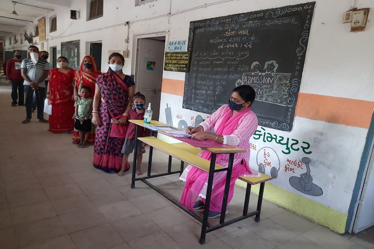 કોર્પોરેશન સંચાલિત શાળાઓમાં પ્રવેશ માટે જાણે લાઈન લાગી હોય તેવા દ્રશ્યો સામે આવી રહ્યા છે. ધોરણ 2થી 8માં અંદાજે 372 વિદ્યાર્થીઓએ ખાનગી શાળામાંથી પ્રવેશ મેળવ્યો છે. વાલીઓનું કહેવું છે કે, જે શિક્ષણ ખાનગી શાલામા મળે છે તે જ સરકારી શાળામાં અપાઈ રહ્યું છે. એટલું જ નહિ ખાનગી સ્કૂલની સરખામણીમાં ઈન્ફ્રાસ્ટ્રક્ચર સરકારી શાળામાં વધુ સારું થયું છે. અને ખાનગી સ્કૂલો જે મસમોટી ફી લઈને બાળકોને અભ્યાસ કરાવે છે તે સરકારી સ્કૂલમાં ફ્રી મળી રહ્યું છે, તો પછી ખાનગી સ્કૂલમાં કોણ બાળકને ભણાવે. કોર્પોરેશન સંચાલિત શાળાઓમાં પ્રવેશ માટે જાણે લાઈન લાગી હોય તેવા દ્રશ્યો સામે આવી રહ્યા છે. ધોરણ 2થી 8માં અંદાજે 372 વિદ્યાર્થીઓએ ખાનગી શાળામાંથી પ્રવેશ મેળવ્યો છે. વાલીઓનું કહેવું છે કે, જે શિક્ષણ ખાનગી શાલામા મળે છે તે જ સરકારી શાળામાં અપાઈ રહ્યું છે. એટલું જ નહિ ખાનગી સ્કૂલની સરખામણીમાં ઈન્ફ્રાસ્ટ્રક્ચર સરકારી શાળામાં વધુ સારું થયું છે. અને ખાનગી સ્કૂલો જે મસમોટી ફી લઈને બાળકોને અભ્યાસ કરાવે છે તે સરકારી સ્કૂલમાં ફ્રી મળી રહ્યું છે, તો પછી ખાનગી સ્કૂલમાં કોણ બાળકને ભણાવે.
