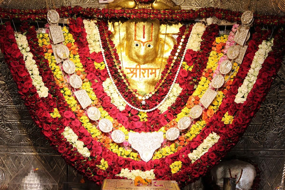 મંદિર ખસેડવા પાછળના કારણ શું? - કેમ્પ હનુમાન મંદિર સાબરમતી રિવરફ્રન્ટ ફેઝ-2માં લઇ જવાના નિર્ણય પાછળ અનેક કારણો છે. મંદિરમાં આવતા લોકોને પાર્કિગમાં વાહન મૂકી રોડ ક્રોસ કરીને આવવું પડે છે. જેના કારણે અકસ્માતનો ડર વધી જાય છે. અહીં પહેલા ફૂટ ઓવરબ્રિજ બનાવવાની વાત પણ હતી. મંદિર આવેલું છે તે આર્મી કેન્ટોન્મેન્ટની જગ્યા છે જેથી ત્યાં સિક્યોરિટીનો પણ પ્રશ્ન આવે છે. મંદિર ખસેડવા પાછળના કારણ શું? - કેમ્પ હનુમાન મંદિર સાબરમતી રિવરફ્રન્ટ ફેઝ-2માં લઇ જવાના નિર્ણય પાછળ અનેક કારણો છે. મંદિરમાં આવતા લોકોને પાર્કિગમાં વાહન મૂકી રોડ ક્રોસ કરીને આવવું પડે છે. જેના કારણે અકસ્માતનો ડર વધી જાય છે. અહીં પહેલા ફૂટ ઓવરબ્રિજ બનાવવાની વાત પણ હતી. મંદિર આવેલું છે તે આર્મી કેન્ટોન્મેન્ટની જગ્યા છે જેથી ત્યાં સિક્યોરિટીનો પણ પ્રશ્ન આવે છે.