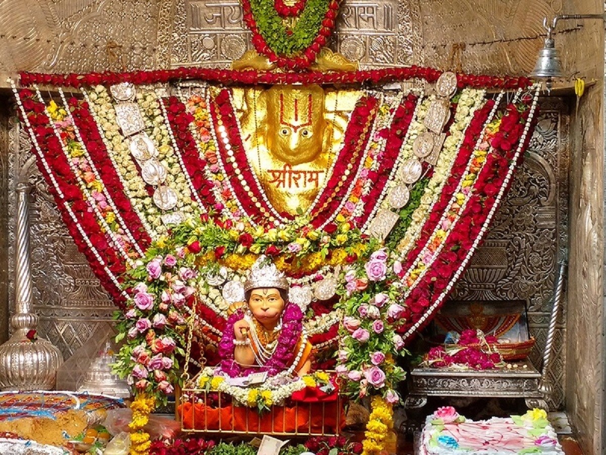 આ સાથે દર શનિવારે અહીં મોટી સંખ્યામાં ભક્તો દર્શન માટે આવે છે. જેથી પાર્કિંગની સમસ્યા વધુ બને છે. આવા પ્રશ્નોને કારણે સલાહ આપવામાં આવી હતી કે રિવરફ્રન્ટની જગ્યા મંદિરને આપવામાં આવે તો આ તમામ પ્રશ્નો ઉકેલાય જાય. આ રજૂઆત બે ટ્રસ્ટી મંડળે સ્વીકારી અને ઠરાવ પસાર કર્યો હતો. આર્મી કેન્ટોન્મેન્ટ ઓથોરિટીએ પણ ઉપર મંજુરી માટે મોકલી આપશે. જે મંજૂરી આવ્યા બાદ મંદિર ખસેડવાનો નિર્ણય લેવાઈ શકે છે. આ સાથે દર શનિવારે અહીં મોટી સંખ્યામાં ભક્તો દર્શન માટે આવે છે. જેથી પાર્કિંગની સમસ્યા વધુ બને છે. આવા પ્રશ્નોને કારણે સલાહ આપવામાં આવી હતી કે રિવરફ્રન્ટની જગ્યા મંદિરને આપવામાં આવે તો આ તમામ પ્રશ્નો ઉકેલાય જાય. આ રજૂઆત બે ટ્રસ્ટી મંડળે સ્વીકારી અને ઠરાવ પસાર કર્યો હતો. આર્મી કેન્ટોન્મેન્ટ ઓથોરિટીએ પણ ઉપર મંજુરી માટે મોકલી આપશે. જે મંજૂરી આવ્યા બાદ મંદિર ખસેડવાનો નિર્ણય લેવાઈ શકે છે.