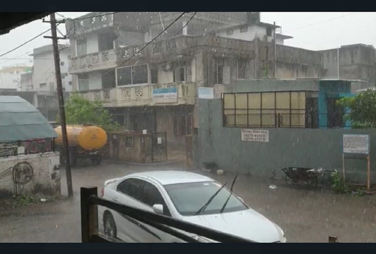 વહેલી સવારથી જ નવસારી શહેરના વાતાવરણમાં પણ પલટો આવ્યો છે. નવસારીના લુન્સીકુલ, ડેપો, જમાલપોર સહિતના વિસ્તારમાં ધીમીધારે વરસાદ શરૂ થયો છે. વાવણીલાયક વરસાદ થતા ખેડૂતોમાં પણ ખુશીની લાગણી પ્રવર્તી સવારે 2 કલાકમાં ધોધમાર વરસાદ વરસ્યો છે. જેના કારણે જિલ્લામાં આવેલી પૂર્ણા નદી 10 ફૂટ, અંબિકા નદી 15 ફૂટ અને કાવેરી 8 ફૂટની સપાટીએ પહોંચી છે. વહેલી સવારથી જ નવસારી શહેરના વાતાવરણમાં પણ પલટો આવ્યો છે. નવસારીના લુન્સીકુલ, ડેપો, જમાલપોર સહિતના વિસ્તારમાં ધીમીધારે વરસાદ શરૂ થયો છે. વાવણીલાયક વરસાદ થતા ખેડૂતોમાં પણ ખુશીની લાગણી પ્રવર્તી સવારે 2 કલાકમાં ધોધમાર વરસાદ વરસ્યો છે. જેના કારણે જિલ્લામાં આવેલી પૂર્ણા નદી 10 ફૂટ, અંબિકા નદી 15 ફૂટ અને કાવેરી 8 ફૂટની સપાટીએ પહોંચી છે.