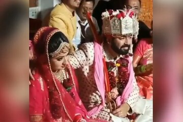 Viral Funny Video Groom put hand on bride shoulder, Panditji shocking reaction during wedding – News18 Gujarati Viral Funny Video Groom put hand on bride shoulder, Panditji shocking reaction during wedding – News18 Gujarati