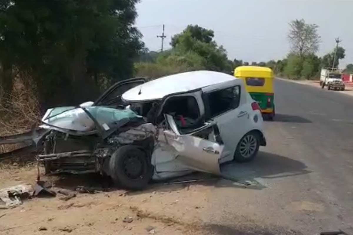 બનાસકાંઠામાં અકસ્માત: આજે બીજો એક અકસ્માત બનાસકાંઠા જિલ્લાના ડીસા ખાતે બન્યો છે. આ અકસ્માતમાં કોઈ જાનહાની થઈ નથી. અહીં પીક અપ ડાલા અને કાર વચ્ચે થયેલા અકસ્માતમાં પાંચથી વધારે લોકો ઘાયલ થયા છે. તમામ ઇજાગ્રસ્તોને સારવાર માટે ખાનગી હૉસ્પિટલમાં ખસેડવામાં આવ્યા છે. અકસ્માતને પગલે મોટી સંખ્યામાં લોકો દોડી આવ્યા હતા. અકસ્માત એટલો ગંભીર હતો કે કારનો ફૂરચે ફૂરચા નીકળી ગયા હતા. બનાસકાંઠામાં અકસ્માત: આજે બીજો એક અકસ્માત બનાસકાંઠા જિલ્લાના ડીસા ખાતે બન્યો છે. આ અકસ્માતમાં કોઈ જાનહાની થઈ નથી. અહીં પીક અપ ડાલા અને કાર વચ્ચે થયેલા અકસ્માતમાં પાંચથી વધારે લોકો ઘાયલ થયા છે. તમામ ઇજાગ્રસ્તોને સારવાર માટે ખાનગી હૉસ્પિટલમાં ખસેડવામાં આવ્યા છે. અકસ્માતને પગલે મોટી સંખ્યામાં લોકો દોડી આવ્યા હતા. અકસ્માત એટલો ગંભીર હતો કે કારનો ફૂરચે ફૂરચા નીકળી ગયા હતા.