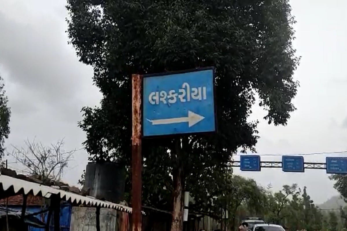 જ્યારે અન્ય બે વ્યક્તિઓને ઈજાઓ પહોંચતા સારવાર માટે હોસ્પિટલ ખસેડવામાં આવ્યા હતા. ઘટના બાદ હુમલાખોરો ઘટના સ્થળેથી ફરા થયા હતા. હત્યાની આ ઘટનાથી ગામમાં સનસની ફેલાઈ હતી. જ્યારે અન્ય બે વ્યક્તિઓને ઈજાઓ પહોંચતા સારવાર માટે હોસ્પિટલ ખસેડવામાં આવ્યા હતા. ઘટના બાદ હુમલાખોરો ઘટના સ્થળેથી ફરા થયા હતા. હત્યાની આ ઘટનાથી ગામમાં સનસની ફેલાઈ હતી.