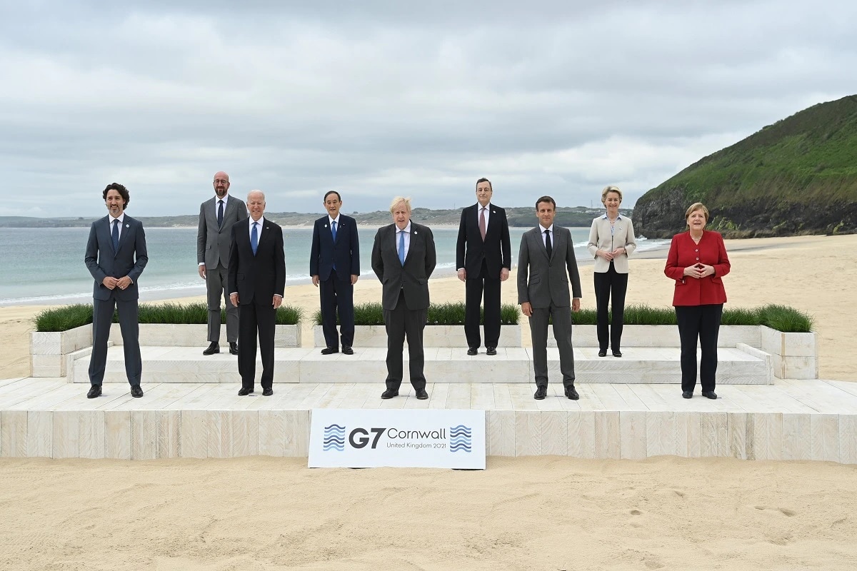 નવી દિલ્હી: G-7નાં સાત દેશો ચીનને મોટો ઝટકો આપવાની તૈયારી કરી રહ્યાં છે. આ G 7 દેશોએ એક મોટા ઇન્ફ્રાસ્ટ્રક્ચર પ્લાન દ્વારા ચીનના ( China) બેલ્ટ એન્ડ રોડ ઇનિશિટિવની (belt and road initiative) સામનો કરવાનો ઇરાદો વ્યક્ત કર્યો છે. G-7નાં આ પ્લાન દ્વારા વિકાસશીલ દેશોને પણ મદદ થશે, પરંતુ ચીનના રાષ્ટ્રપતિ શી જિનપિંગના (china president xi jinping) સ્વપ્ન પ્રોજેક્ટને મોટો ફટકો પણ પડશે. BRI થકી, ચીન વિકાસના સપનાઓ બતાવીને ગરીબ અને નાના દેશોને લોનની જાળમાં ફસાવવાનાં પ્રયાસ કરી રહ્યું છે. નવી દિલ્હી: G-7નાં સાત દેશો ચીનને મોટો ઝટકો આપવાની તૈયારી કરી રહ્યાં છે. આ G 7 દેશોએ એક મોટા ઇન્ફ્રાસ્ટ્રક્ચર પ્લાન દ્વારા ચીનના ( China) બેલ્ટ એન્ડ રોડ ઇનિશિટિવની (belt and road initiative) સામનો કરવાનો ઇરાદો વ્યક્ત કર્યો છે. G-7નાં આ પ્લાન દ્વારા વિકાસશીલ દેશોને પણ મદદ થશે, પરંતુ ચીનના રાષ્ટ્રપતિ શી જિનપિંગના (china president xi jinping) સ્વપ્ન પ્રોજેક્ટને મોટો ફટકો પણ પડશે. BRI થકી, ચીન વિકાસના સપનાઓ બતાવીને ગરીબ અને નાના દેશોને લોનની જાળમાં ફસાવવાનાં પ્રયાસ કરી રહ્યું છે.