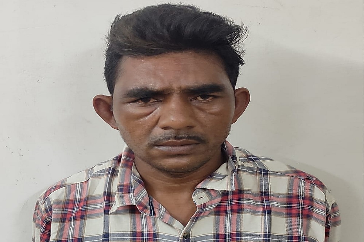 જામનગરના પંચકોશી બી ડિવિઝન પોલીસ મથકમાં ગુમ નોંધ થયા બાદ પોલીસે અરવલ્લી જિલ્લાના મોડાસા તાલુકાના જીતેન્દ્ર ઉર્ફે જીતુગીરી ઉર્ફે મેન્ટલગીરી પૃથ્વી સિંહ પરમાર નામના 42 વર્ષના એક શખ્સની અટકાયત કરી લઇ તેની સામે ગુનો નોંધ્યો છે. જામનગરના પંચકોશી બી ડિવિઝન પોલીસ મથકમાં ગુમ નોંધ થયા બાદ પોલીસે અરવલ્લી જિલ્લાના મોડાસા તાલુકાના જીતેન્દ્ર ઉર્ફે જીતુગીરી ઉર્ફે મેન્ટલગીરી પૃથ્વી સિંહ પરમાર નામના 42 વર્ષના એક શખ્સની અટકાયત કરી લઇ તેની સામે ગુનો નોંધ્યો છે.