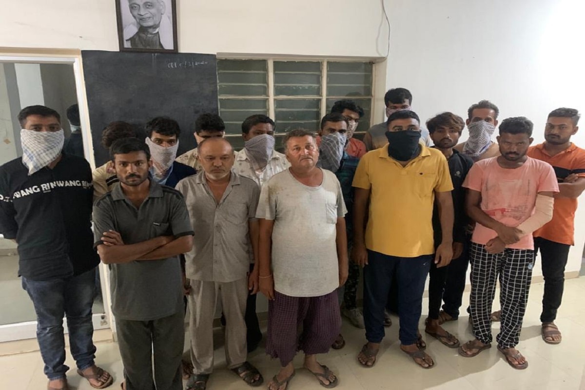 અંકિત પોપટ, રાજકોટ : સહિત સમગ્ર સૌરાષ્ટ્રમાં ભીમ અગિયારસના પર્વ નિમિત્તે ઠેર ઠેર જુગારના હાટડાઓ શરૂ થઇ જતા હોય છે. તો બીજી તરફ રાજકોટ શહેર તેમજ ગ્રામ્ય પોલીસ દ્વારા 16 જેટલી જગ્યાએ દરોડા પાડી 126 જેટલા શકુનીઓને ઝડપી પાડવામાં આવ્યા છે. રાજકોટ શહેરના બી ડિવિઝન પોલીસ દ્વારા બી ડિવિઝન પોલીસ સ્ટેશન વિસ્તારમાં આવેલા ચામડીયાપરા ખાટકીવાસ મદ્રેસા ની બાજુમાં આવેલા બિનવારસી અવાવરૂ જેવા મકાનમાં ઘોડી પાસાનો જુગાર રમી રહેલા 20 જેટલા શખ્સોને ઝડપી પાડવામાં આવ્યા હતા. તે તમામ પાસેથી રોકડ રૂ 72 હજારથી વધુનો મુદ્દામાલ કબ્જે કરવામાં આવ્યો હતો. અંકિત પોપટ, રાજકોટ : સહિત સમગ્ર સૌરાષ્ટ્રમાં ભીમ અગિયારસના પર્વ નિમિત્તે ઠેર ઠેર જુગારના હાટડાઓ શરૂ થઇ જતા હોય છે. તો બીજી તરફ રાજકોટ શહેર તેમજ ગ્રામ્ય પોલીસ દ્વારા 16 જેટલી જગ્યાએ દરોડા પાડી 126 જેટલા શકુનીઓને ઝડપી પાડવામાં આવ્યા છે. રાજકોટ શહેરના બી ડિવિઝન પોલીસ દ્વારા બી ડિવિઝન પોલીસ સ્ટેશન વિસ્તારમાં આવેલા ચામડીયાપરા ખાટકીવાસ મદ્રેસા ની બાજુમાં આવેલા બિનવારસી અવાવરૂ જેવા મકાનમાં ઘોડી પાસાનો જુગાર રમી રહેલા 20 જેટલા શખ્સોને ઝડપી પાડવામાં આવ્યા હતા. તે તમામ પાસેથી રોકડ રૂ 72 હજારથી વધુનો મુદ્દામાલ કબ્જે કરવામાં આવ્યો હતો.
