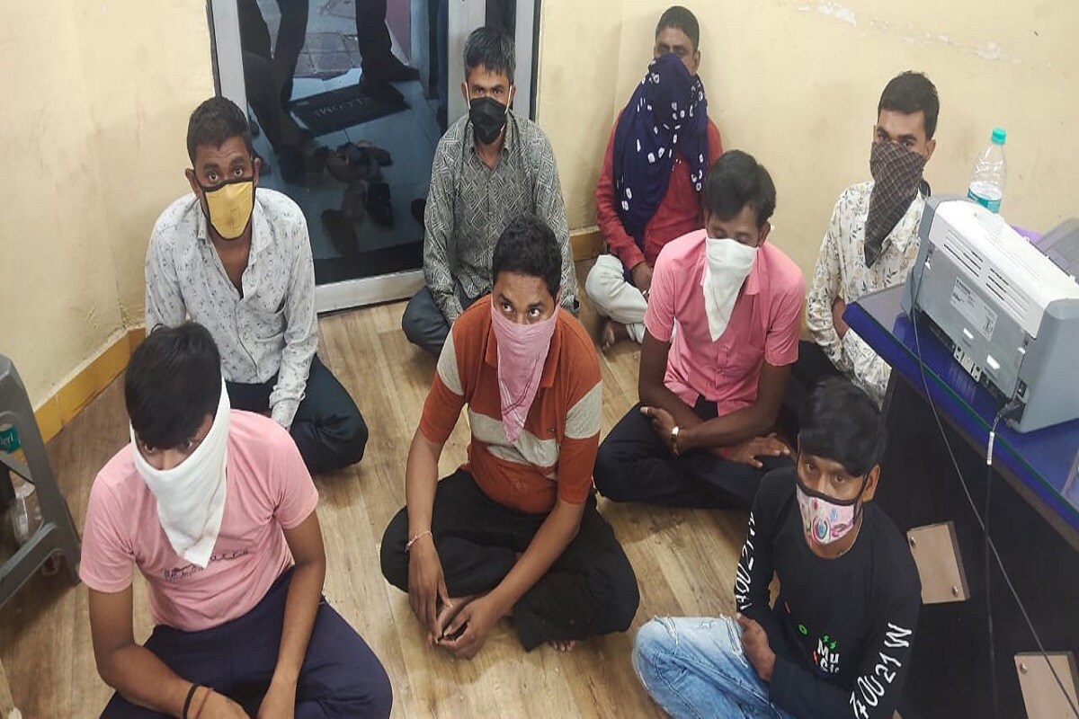 જ્યારે કે કુવાડવા પોલીસ દ્વારા તીન પત્તીનો જુગાર રમી રહેલા નવ જેટલા વ્યક્તિઓને 27 હજારથી વધુ રકમની રોકડ સાથે ઝડપી પાડવામાં આવ્યા છે. તો બીજી તરફ રાજકોટ શહેર ક્રાઈમ બ્રાન્ચ દ્વારા જુદી જુદી બે જેટલી જગ્યાએ દરોડો પાડીને કુલ 17 જેટલા વ્યક્તિઓને ધરપકડ કરવામાં આવી છે. ન્યૂઝ 18 ગુજરાતી સાથેની વાતચીતમાં ક્રાઇમ બ્રાંચના પી.એસ.આઇ એસ. વી. સાખરાએ જણાવ્યું હતું કે, અમારી ટીમને બાતમી મળી હતી કે ભીમ અગિયારસ ના તહેવાર નિમિત્તે માર્કેટીંગ યાર્ડના પુલ પાસે આવેલી અંબા વાડી શેરી નંબર એકમાં મુકેશભાઈ જાદવ ના મકાનમાં કેટલાક વ્યક્તિઓ ગંજીપાના વડે જુગાર રમી રહ્યા છે. જે અંતર્ગત રેડ કરતા ઘટનાસ્થળેથી આઠ જેટલા શખ્સો જુગાર રમતા ઝડપાઇ ગયા હતા. જ્યારે કે કુવાડવા પોલીસ દ્વારા તીન પત્તીનો જુગાર રમી રહેલા નવ જેટલા વ્યક્તિઓને 27 હજારથી વધુ રકમની રોકડ સાથે ઝડપી પાડવામાં આવ્યા છે. તો બીજી તરફ રાજકોટ શહેર ક્રાઈમ બ્રાન્ચ દ્વારા જુદી જુદી બે જેટલી જગ્યાએ દરોડો પાડીને કુલ 17 જેટલા વ્યક્તિઓને ધરપકડ કરવામાં આવી છે. ન્યૂઝ 18 ગુજરાતી સાથેની વાતચીતમાં ક્રાઇમ બ્રાંચના પી.એસ.આઇ એસ. વી. સાખરાએ જણાવ્યું હતું કે, અમારી ટીમને બાતમી મળી હતી કે ભીમ અગિયારસ ના તહેવાર નિમિત્તે માર્કેટીંગ યાર્ડના પુલ પાસે આવેલી અંબા વાડી શેરી નંબર એકમાં મુકેશભાઈ જાદવ ના મકાનમાં કેટલાક વ્યક્તિઓ ગંજીપાના વડે જુગાર રમી રહ્યા છે. જે અંતર્ગત રેડ કરતા ઘટનાસ્થળેથી આઠ જેટલા શખ્સો જુગાર રમતા ઝડપાઇ ગયા હતા.