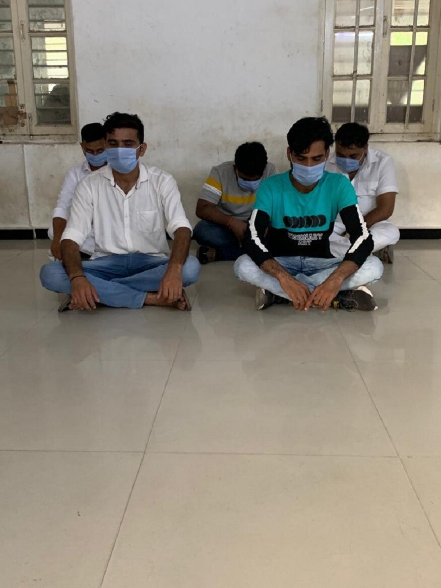 ટંકારામાં કોણ ઝડપાયું ? - ટંકારા પોલીસે ધુનડા (ખા) તથા મેઘપર ઝાલા ગામના પાટીયા પાસે આવેલ ભોળાપીરની દરગાહ પાસે આવેલ રાતીધાર પાછળ ખુલ્લી જગ્યામા જુગાર રમતા ૦૪ જુગારીઓને રોકડા રૂ ૫૫૦૦૦/- તથા મોબાઈલ ફોન નંગ ૦૩ મળી કુલ રૂ ૬૧૦૦૦/-ના મુદ્દામાલ સાથે અજયસિહ દેવેન્દ્રસિહ ઝાલા ઉ.વ.૩૧ ધંધો ખેતી રહે.મેઘપર ઝાલા તા ટંકારા જિ મોરબી મહેશભાઈ કેશવજીભાઈ વડાવીયા ઉ.વ.૪૬ ધંધો ખેતી રહે બરવાળા તા જિ મોરબી હસમુખસિહ સુખદેવસિહ જાડેજા ઉ.વ. ૩૫ ધંધો ખેતી રહે મેઘપર ઝાલા તા ટંકારા જિ મોરબી અશ્વિનસિહ મહિપતસિહ ઝાલા ઉ.વ.૨૯ ધંધો ખેતી રહે મેઘપરઝાલા તા ટંકારાને ઝડપી કાર્યવાહી કરી છે. હળવદમાં કોણ ઝડપાયું? - જ્યારે હળવદનાં ચરાડવા ગામે દીલીપદાસ ઉર્ફે દીનુમારાજ વજારામદાસ વૈષ્ણવ (ઉં.વ. ૬૩ ધંધો નિવૃત્ત રહે.ચરાડવા સ્વામીનારાયણ મંદીર વાળી શેરી તા. હળવદ જી.મોરબી) વાળાના રહેણાંક મકાનમાં બાતમી આધારે રેઈડ કરતા સ્થળ પરથી જગ્યાએથી કુલ દશ ઈસમો દીલીપદાસ ઉર્ફે દીનુમારાજ વજારામદાસ વૈષ્ણવ (ઉ.વ. 63), ગોપાલભાઇ પુંજાભાઇ પરમાર (ઉ.વ.૩૬), મહેશભાઇ બાલજીભાઇ સોલંકી (ઉ.વ.૩૩), જયંતીભાઇ લવજીભાઇ મકવાણા (ઉ.વ.૪૨), ધીરૂભાઇ ખીમાભાઇ પરમાર (ઉ.વ.૫૦), હરીભાઇ જીવાભાઇ સોલંકી (ઉ.વ.૫૦), રતિલાલ ભગુભાઇ પરમારા (ઉ.વ.૬૦), સુલતાન ઉર્ફે મુન્નો ગફુરભાઇ મુલતાની (ઉ.વ.૩૫), યુવરાજસિંહ ભીખુભા ઝાલા (ઉ.વ.૪૨), દાનુભાઇ હરજીભાઇ રાઠોડ (ઉ.વ.૪૫) વાળાઓને ગંજીપત્તાના પાના વતી તીનપતીનો હારજીતનો જુગાર રમતા કુલ રોકડ રૂ.૧૧,૧૦૦/- ના મુદામાલ સાથે પકડી પાડી મુદ્દામાલ કબ્જે કરી જુગારધારા કલમ મુજબ ગુનો નોંધી તમામ આરોપીઓની અટક કરી કાયદેસરની કાર્યવાહી કરેલ છે. ટંકારામાં કોણ ઝડપાયું ? - ટંકારા પોલીસે ધુનડા (ખા) તથા મેઘપર ઝાલા ગામના પાટીયા પાસે આવેલ ભોળાપીરની દરગાહ પાસે આવેલ રાતીધાર પાછળ ખુલ્લી જગ્યામા જુગાર રમતા ૦૪ જુગારીઓને રોકડા રૂ ૫૫૦૦૦/- તથા મોબાઈલ ફોન નંગ ૦૩ મળી કુલ રૂ ૬૧૦૦૦/-ના મુદ્દામાલ સાથે અજયસિહ દેવેન્દ્રસિહ ઝાલા ઉ.વ.૩૧ ધંધો ખેતી રહે.મેઘપર ઝાલા તા ટંકારા જિ મોરબી મહેશભાઈ કેશવજીભાઈ વડાવીયા ઉ.વ.૪૬ ધંધો ખેતી રહે બરવાળા તા જિ મોરબી હસમુખસિહ સુખદેવસિહ જાડેજા ઉ.વ. ૩૫ ધંધો ખેતી રહે મેઘપર ઝાલા તા ટંકારા જિ મોરબી અશ્વિનસિહ મહિપતસિહ ઝાલા ઉ.વ.૨૯ ધંધો ખેતી રહે મેઘપરઝાલા તા ટંકારાને ઝડપી કાર્યવાહી કરી છે. હળવદમાં કોણ ઝડપાયું? - જ્યારે હળવદનાં ચરાડવા ગામે દીલીપદાસ ઉર્ફે દીનુમારાજ વજારામદાસ વૈષ્ણવ (ઉં.વ. ૬૩ ધંધો નિવૃત્ત રહે.ચરાડવા સ્વામીનારાયણ મંદીર વાળી શેરી તા. હળવદ જી.મોરબી) વાળાના રહેણાંક મકાનમાં બાતમી આધારે રેઈડ કરતા સ્થળ પરથી જગ્યાએથી કુલ દશ ઈસમો દીલીપદાસ ઉર્ફે દીનુમારાજ વજારામદાસ વૈષ્ણવ (ઉ.વ. 63), ગોપાલભાઇ પુંજાભાઇ પરમાર (ઉ.વ.૩૬), મહેશભાઇ બાલજીભાઇ સોલંકી (ઉ.વ.૩૩), જયંતીભાઇ લવજીભાઇ મકવાણા (ઉ.વ.૪૨), ધીરૂભાઇ ખીમાભાઇ પરમાર (ઉ.વ.૫૦), હરીભાઇ જીવાભાઇ સોલંકી (ઉ.વ.૫૦), રતિલાલ ભગુભાઇ પરમારા (ઉ.વ.૬૦), સુલતાન ઉર્ફે મુન્નો ગફુરભાઇ મુલતાની (ઉ.વ.૩૫), યુવરાજસિંહ ભીખુભા ઝાલા (ઉ.વ.૪૨), દાનુભાઇ હરજીભાઇ રાઠોડ (ઉ.વ.૪૫) વાળાઓને ગંજીપત્તાના પાના વતી તીનપતીનો હારજીતનો જુગાર રમતા કુલ રોકડ રૂ.૧૧,૧૦૦/- ના મુદામાલ સાથે પકડી પાડી મુદ્દામાલ કબ્જે કરી જુગારધારા કલમ મુજબ ગુનો નોંધી તમામ આરોપીઓની અટક કરી કાયદેસરની કાર્યવાહી કરેલ છે.