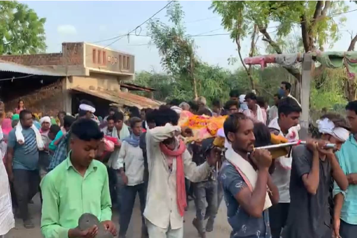 જનક જાગીરદાર, ખેડા : રાજ્યમાં કાળઝાળ ગરમી પડી રહી છે. આવા સમયમાં જો નદી કે તળાવમાં ડુબકી લગાવવાનો મોકો મળી જાય તો કોણ હાથમાં રહે. પરંતુ, ક્યારેક આ રીતે અજામ્યા સ્થળે અજાણી જગ્યા પર સાવદાની વગર નાહ્વાની મજા ક્યારેક સજા બની જતી હોય છે. આજે ખેડા જિલ્લામાં આવી જ એક કરૂણ ઘટના સામે આવી છે. જેમાં ત્રણ બાળકોના તળાવમાં નાહ્વાની મજા લેતા ડુબી જવાથી મોત થયા છે. જનક જાગીરદાર, ખેડા : રાજ્યમાં કાળઝાળ ગરમી પડી રહી છે. આવા સમયમાં જો નદી કે તળાવમાં ડુબકી લગાવવાનો મોકો મળી જાય તો કોણ હાથમાં રહે. પરંતુ, ક્યારેક આ રીતે અજામ્યા સ્થળે અજાણી જગ્યા પર સાવદાની વગર નાહ્વાની મજા ક્યારેક સજા બની જતી હોય છે. આજે ખેડા જિલ્લામાં આવી જ એક કરૂણ ઘટના સામે આવી છે. જેમાં ત્રણ બાળકોના તળાવમાં નાહ્વાની મજા લેતા ડુબી જવાથી મોત થયા છે.