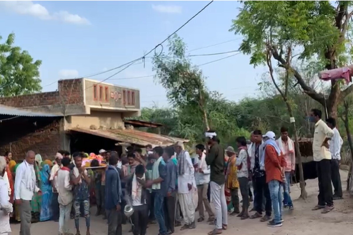 ઘટનાની જાણ સ્થાનિકોને થતા તેમણે તુરંત બાળકોના પરિવાર અને પોલીસને જાણ કરી હતી. જોત જોતામાં ગ્રામજમનો તળાવ કિનારે ભેગા થઈ ગયા અનેસ્થાનિક તરવૈયાઓની મદદથી બાળકોને તળાવમાંથી બહાર કાઢવા પ્રયત્નો હાથ ધર્યા પરંતુ ત્યાં સુધીમાં તો ત્રણે બાળકોના મોત થઈ ચુક્યા હતા. મૃતક બાળકોમાં સમીર રાવડ (ઉંમર -11), અજિત પરમાર (ઉંમર- 17) અને રાહુલ પરમાર (ઉંમર -15)નું મોત થયું છે. આ ઘટનાની વાત વાયુવેગે ફેલાતા બાળકોના ઘર પર લોકોના ટોળે ટોળા ઉમટી પડ્યા હતા. બાળકોના માત-પિતાના આક્રંદથી ગમગીન માહોલ સર્જાયો હતો. આખા ગામમાં શોકનું મોજુ ફરી વળ્યું હતું. બાળકોની અંતિમ યાત્રામાં ગામ જાણે હીબકે ચઢ્યું હતું. ઘટનાની જાણ સ્થાનિકોને થતા તેમણે તુરંત બાળકોના પરિવાર અને પોલીસને જાણ કરી હતી. જોત જોતામાં ગ્રામજમનો તળાવ કિનારે ભેગા થઈ ગયા અનેસ્થાનિક તરવૈયાઓની મદદથી બાળકોને તળાવમાંથી બહાર કાઢવા પ્રયત્નો હાથ ધર્યા પરંતુ ત્યાં સુધીમાં તો ત્રણે બાળકોના મોત થઈ ચુક્યા હતા. મૃતક બાળકોમાં સમીર રાવડ (ઉંમર -11), અજિત પરમાર (ઉંમર- 17) અને રાહુલ પરમાર (ઉંમર -15)નું મોત થયું છે. આ ઘટનાની વાત વાયુવેગે ફેલાતા બાળકોના ઘર પર લોકોના ટોળે ટોળા ઉમટી પડ્યા હતા. બાળકોના માત-પિતાના આક્રંદથી ગમગીન માહોલ સર્જાયો હતો. આખા ગામમાં શોકનું મોજુ ફરી વળ્યું હતું. બાળકોની અંતિમ યાત્રામાં ગામ જાણે હીબકે ચઢ્યું હતું.