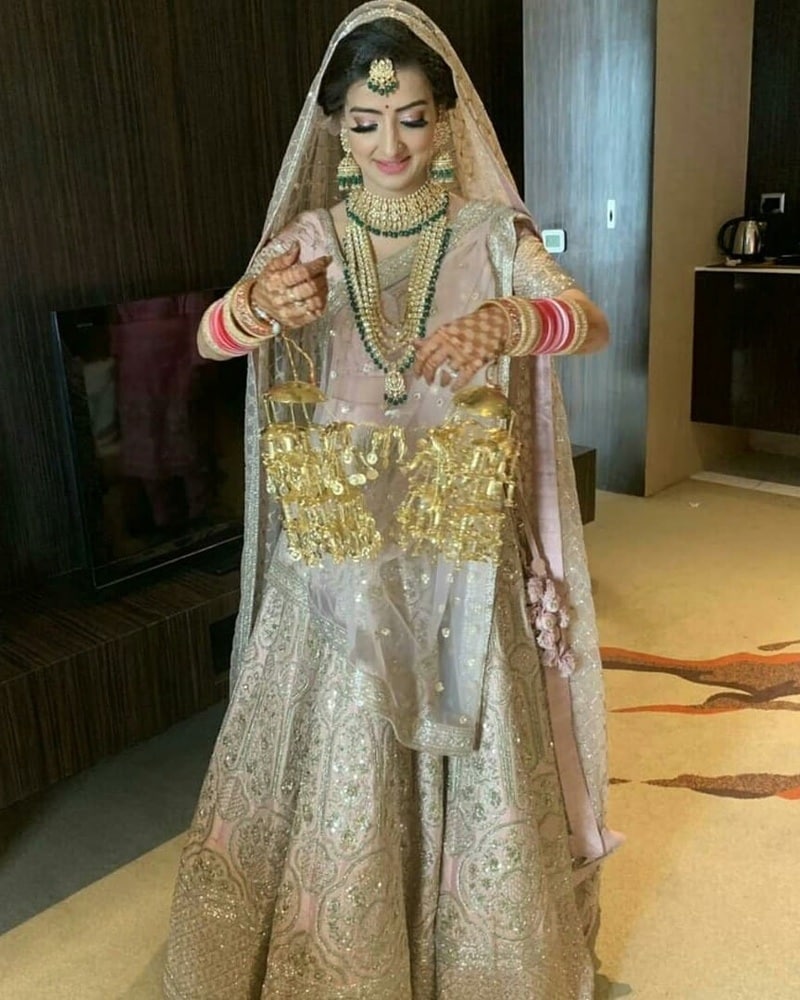 આ કપલ બીજી વખત લગ્ન કર્યા હતાં. લવલીન સાસન અને કૌશિક કૃષ્ણમૂર્તિ 10 ફરવરી 2019નાં લગ્નનાં પવિત્ર બંધનમાં બંધ્યા હતાં. લગ્ન પહેલાં લવી અને કૌશિક લાંબા સમય સુધી રિલેશનશિપમા રહેતા હતાં. બંનેબે રીતિ રિવાજથી લગ્ન કર્યા હતાં. કારણ કે લવી પંજાબી અને કૌશિક સાઉથ ઇન્ડિયન છે. આ કપલ બીજી વખત લગ્ન કર્યા હતાં. લવલીન સાસન અને કૌશિક કૃષ્ણમૂર્તિ 10 ફરવરી 2019નાં લગ્નનાં પવિત્ર બંધનમાં બંધ્યા હતાં. લગ્ન પહેલાં લવી અને કૌશિક લાંબા સમય સુધી રિલેશનશિપમા રહેતા હતાં. બંનેબે રીતિ રિવાજથી લગ્ન કર્યા હતાં. કારણ કે લવી પંજાબી અને કૌશિક સાઉથ ઇન્ડિયન છે.