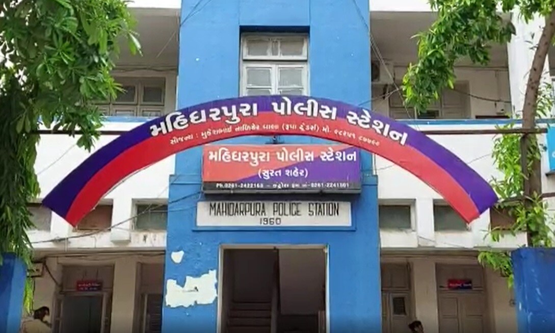 જ્યારે આવતી કાલે રાત્રે મુંબઇથી એક વર્ષમાં જ લઈ આવતો અને જાણકારી સુરત મહિધરપુરા પોલીસને મળી હતી અને આ જાણકારીને આધારે પોલીસે સેન્ટ્રલ બસ સ્ટેશન નજીક વોચ ગોઠવી એક યુવાનને ઝડપી પાડયો હતો જોકે પકડાયેલા ઈશ્વરનું નામ આમિર ખાન શાહરુખ ખાન પઠાણ છે જે વિસ્તારમાં રહે છે અને 15.58 ગ્રામ એમડી ડ્રગ્સ મુંબઈ બોરીવલી થી એક રીક્ષા વાળા પાસેથી લઈને સુરત આવ્યો હતો. જ્યારે આવતી કાલે રાત્રે મુંબઇથી એક વર્ષમાં જ લઈ આવતો અને જાણકારી સુરત મહિધરપુરા પોલીસને મળી હતી અને આ જાણકારીને આધારે પોલીસે સેન્ટ્રલ બસ સ્ટેશન નજીક વોચ ગોઠવી એક યુવાનને ઝડપી પાડયો હતો જોકે પકડાયેલા ઈશ્વરનું નામ આમિર ખાન શાહરુખ ખાન પઠાણ છે જે વિસ્તારમાં રહે છે અને 15.58 ગ્રામ એમડી ડ્રગ્સ મુંબઈ બોરીવલી થી એક રીક્ષા વાળા પાસેથી લઈને સુરત આવ્યો હતો.