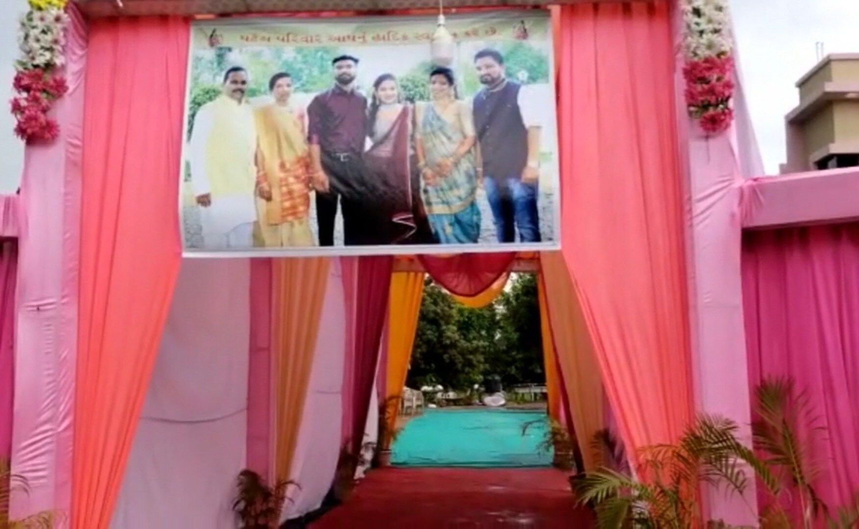 તે વખતે જ વલસાડ જિલ્લાની પારડી પોલીસને જાણ થતાં જ તાત્કાલિક પોલીસ ટીમ સ્થળ પર પહોંચી હતી અને ડીજેની ધૂન પર જાનૈયાઓએ નાચવા તૈયારી કરી અને થનગની રહ્યા હતા. એ વખતે જ પોલીસ ત્રાટકતા થોડા સમય સુધી માંડવા નીચે દોડધામ મચી ગઇ હતી જોકે પોલીસે યજમાન પરિવારના સભ્યોને પૂછપરછ કરતા લગ્નની કોઈ પણ જાતની પરવાનગી લેવામા પણ નહિ આવી નહોતી. તે વખતે જ વલસાડ જિલ્લાની પારડી પોલીસને જાણ થતાં જ તાત્કાલિક પોલીસ ટીમ સ્થળ પર પહોંચી હતી અને ડીજેની ધૂન પર જાનૈયાઓએ નાચવા તૈયારી કરી અને થનગની રહ્યા હતા. એ વખતે જ પોલીસ ત્રાટકતા થોડા સમય સુધી માંડવા નીચે દોડધામ મચી ગઇ હતી જોકે પોલીસે યજમાન પરિવારના સભ્યોને પૂછપરછ કરતા લગ્નની કોઈ પણ જાતની પરવાનગી લેવામા પણ નહિ આવી નહોતી.